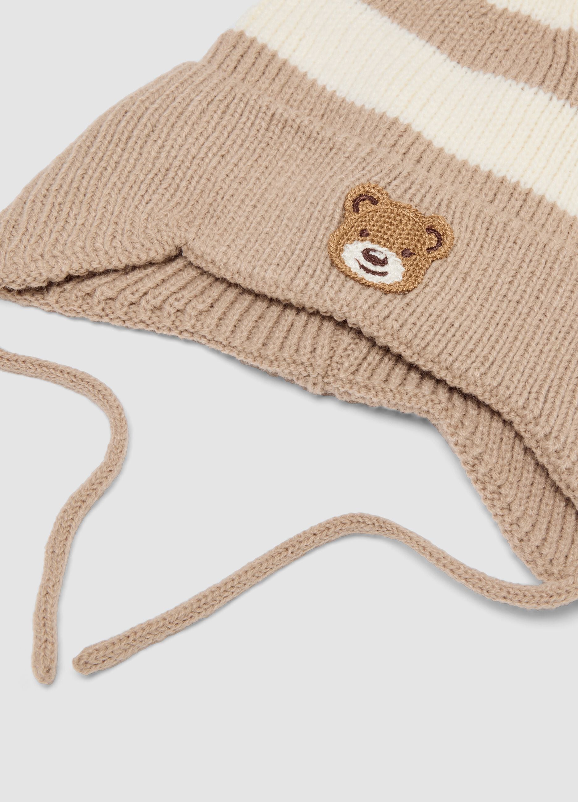 Set de gorro y bufanda marr&oacute;n de punto con rayas