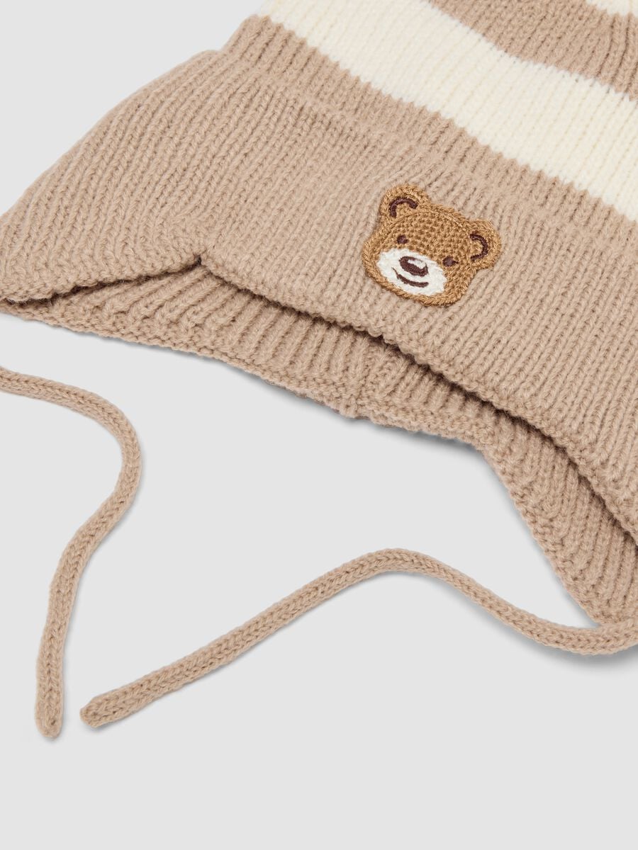 Set de gorro y bufanda marr&oacute;n de punto con rayas_1