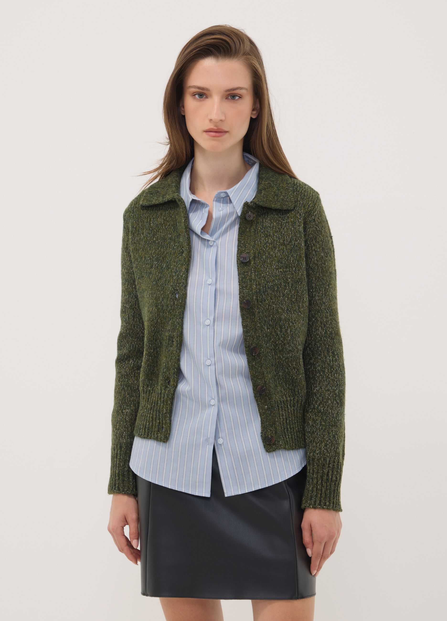 Cardigan verde in misto lana con colletto polo