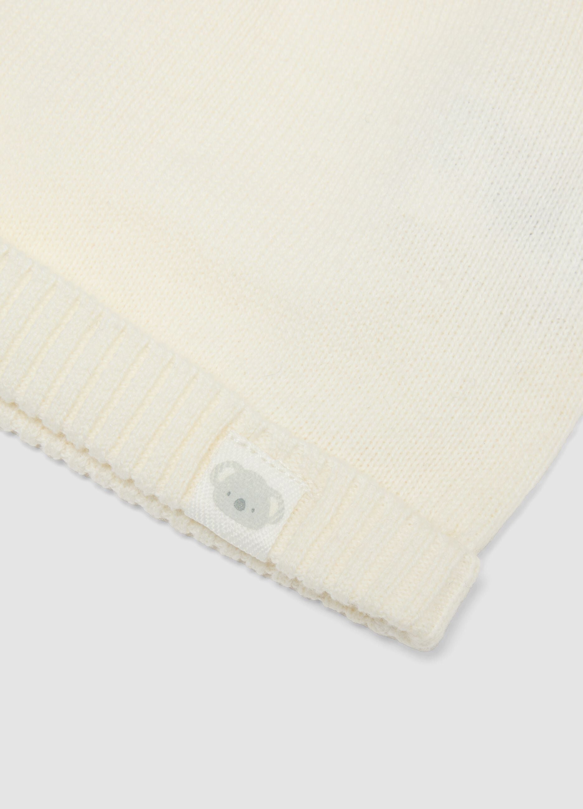 Weisse Baby-M&uuml;tze aus reiner Bio-Baumwolle, gestrickt, mit Pompons