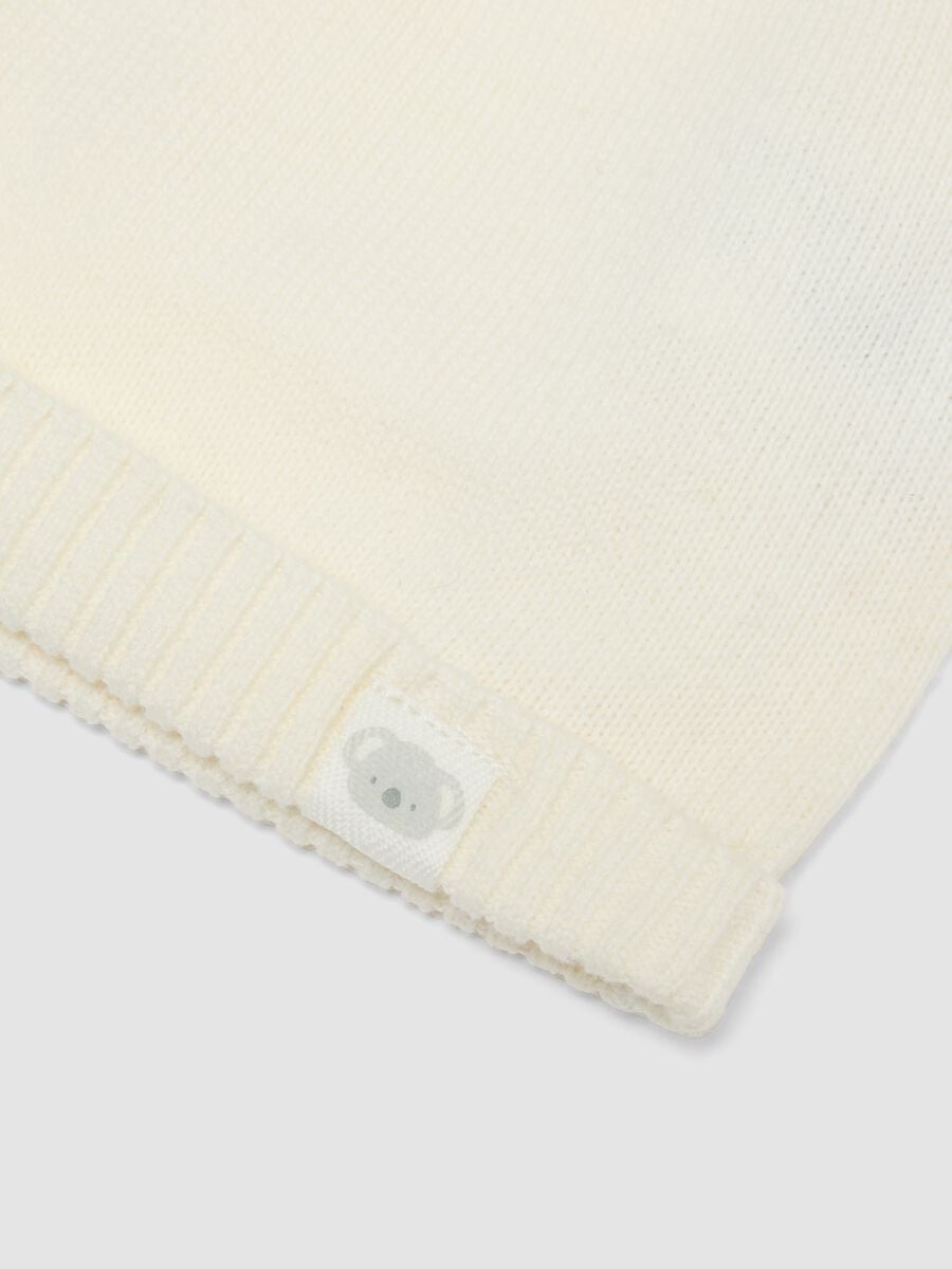 Weisse Baby-M&uuml;tze aus reiner Bio-Baumwolle, gestrickt, mit Pompons_2