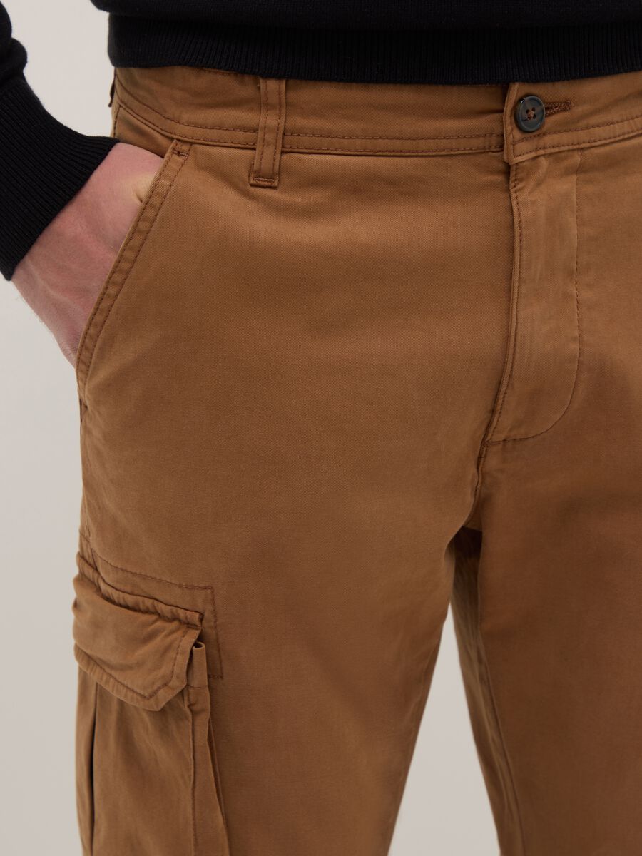 Slim fit brown stretch cotton cargo trousers_3