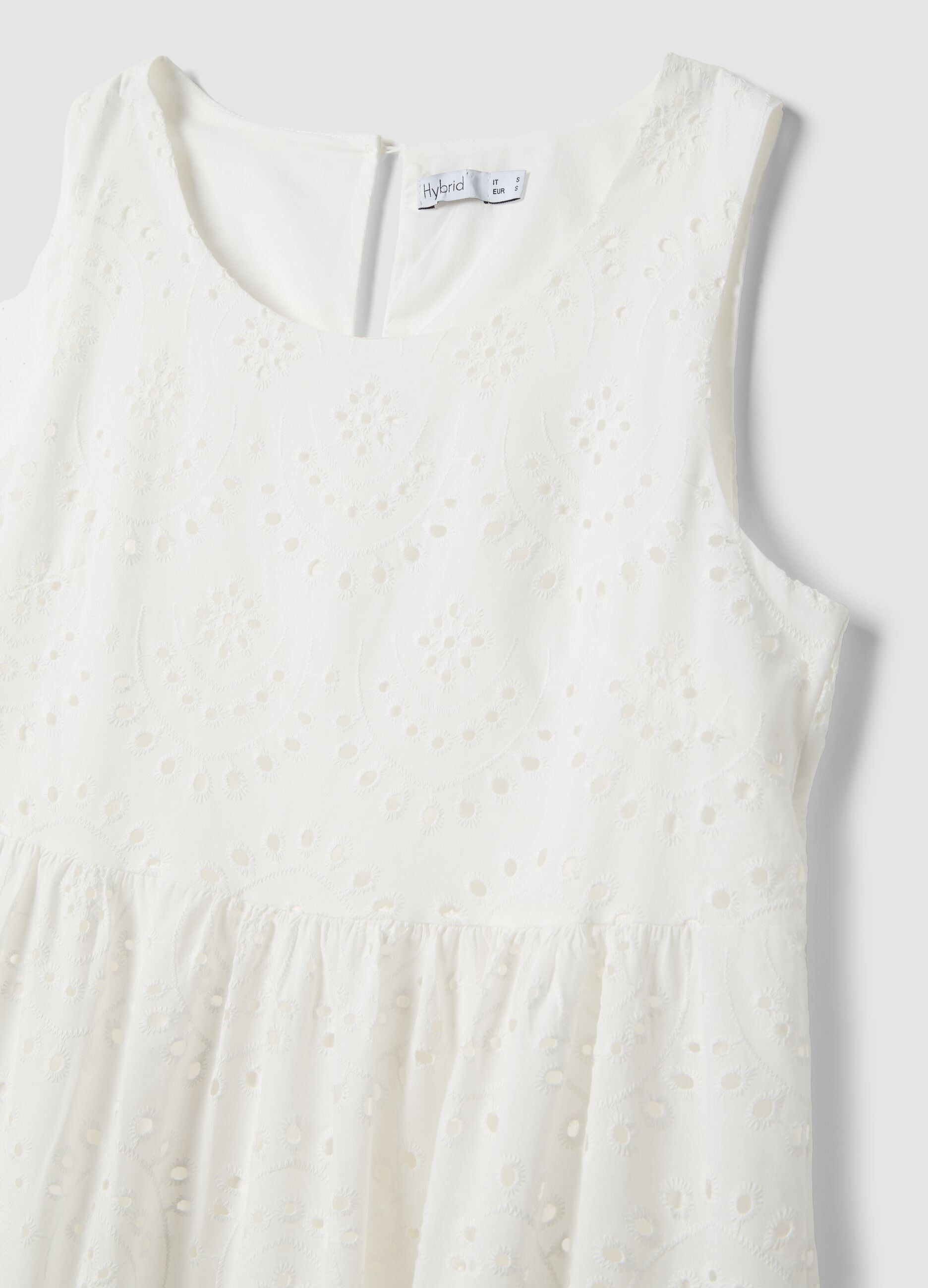 Vestido branco sem mangas em puro algod&atilde;o com bordado vazado, corte regular