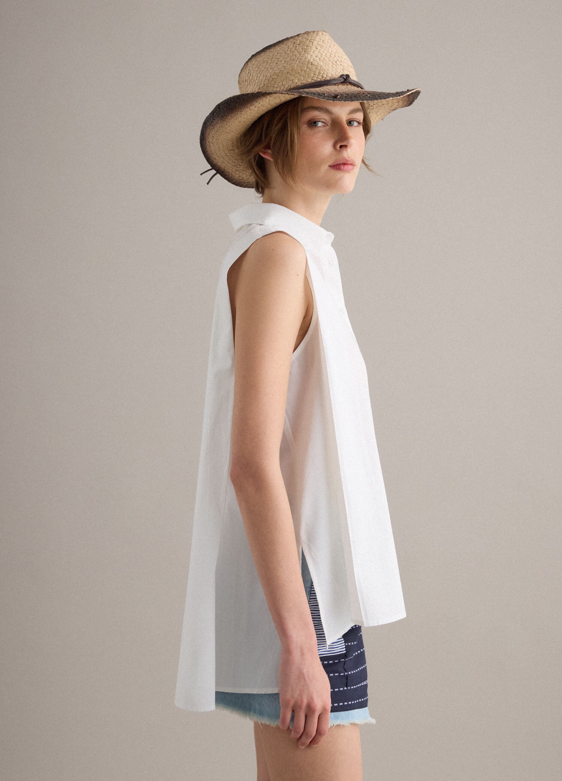 Camisa blanca de algod&oacute;n puro con cuello cl&aacute;sico