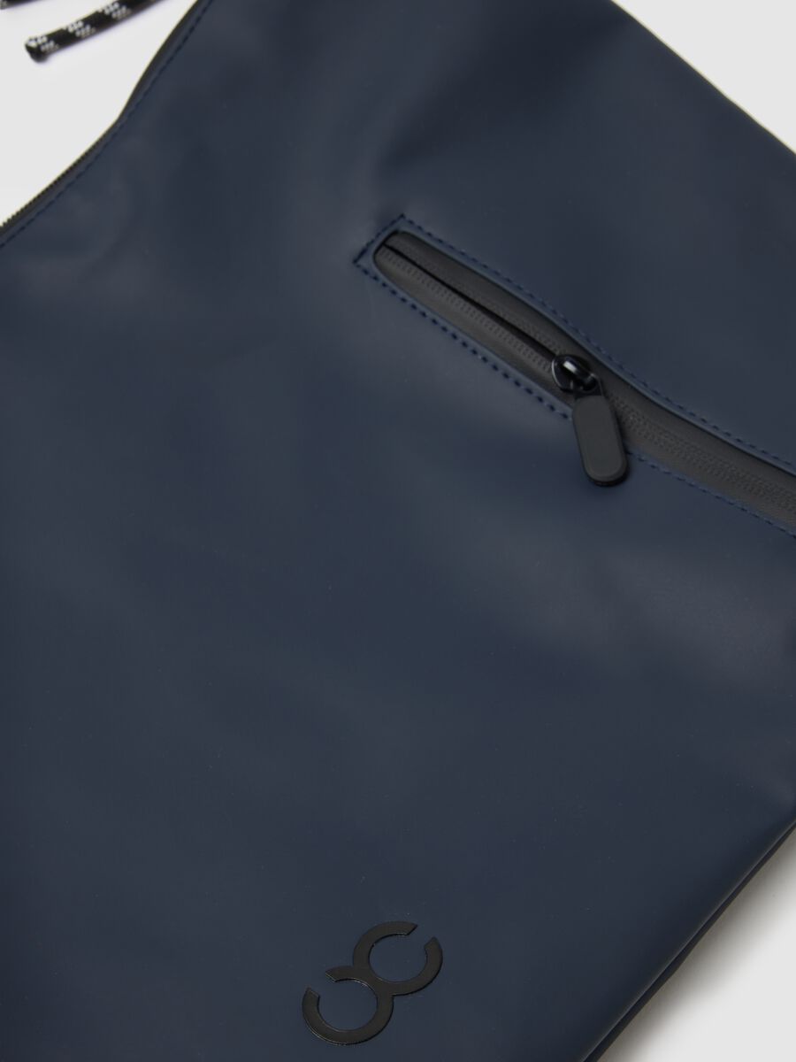 Bolso azul con correa ajustable_2