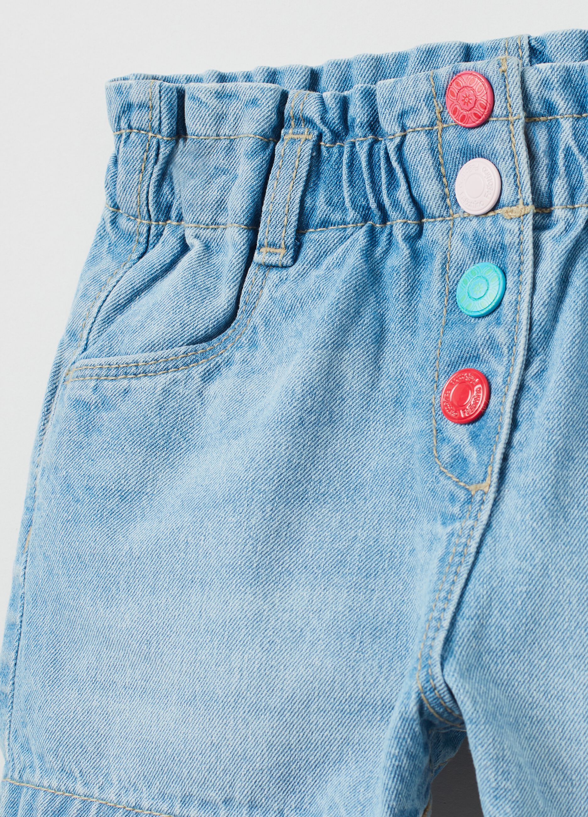 Shorts in denim con bottoni multicolore