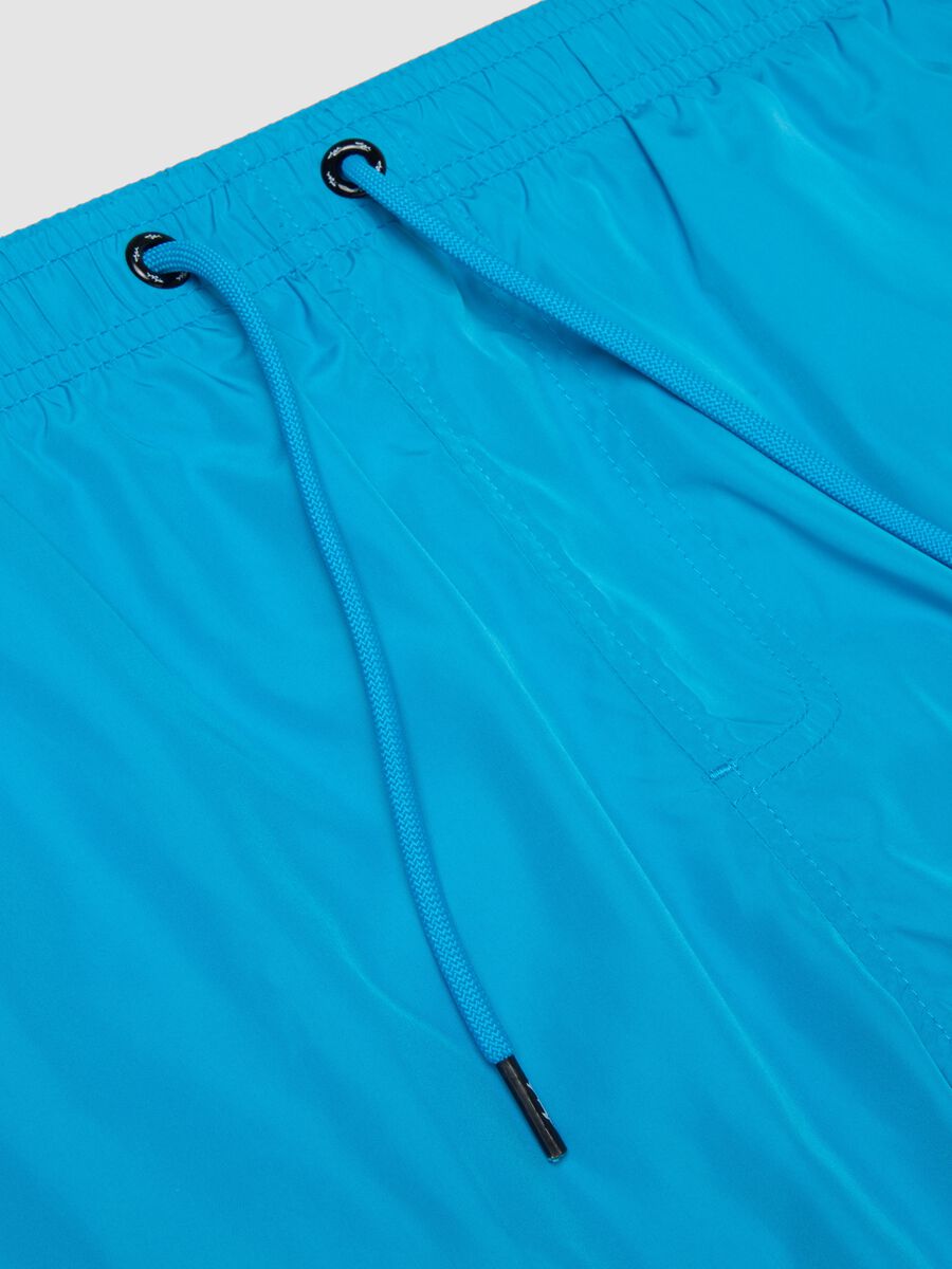 Short de bain bleu avec taille &eacute;lastiqu&eacute;e et cordon de serrage_1
