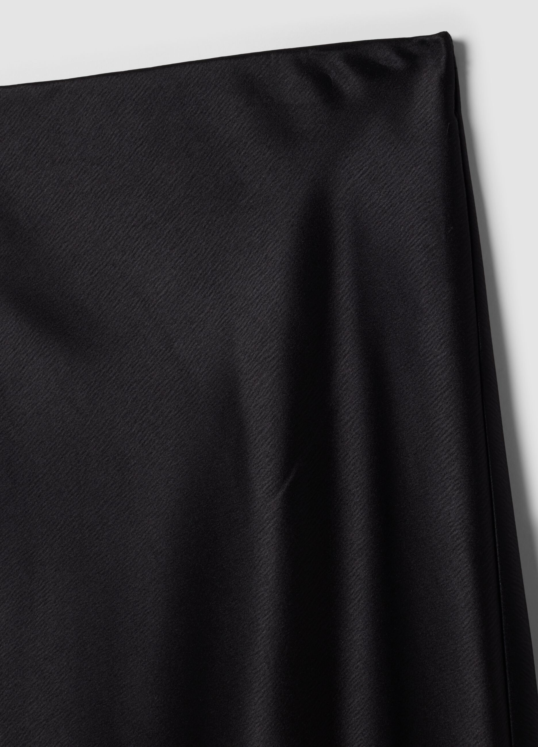 Schwarzer Satin-Midirock aus Stretchmaterial