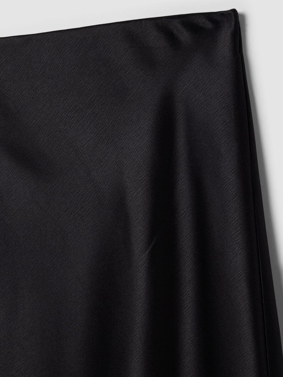Black satin midi skirt in stretch fabric_5