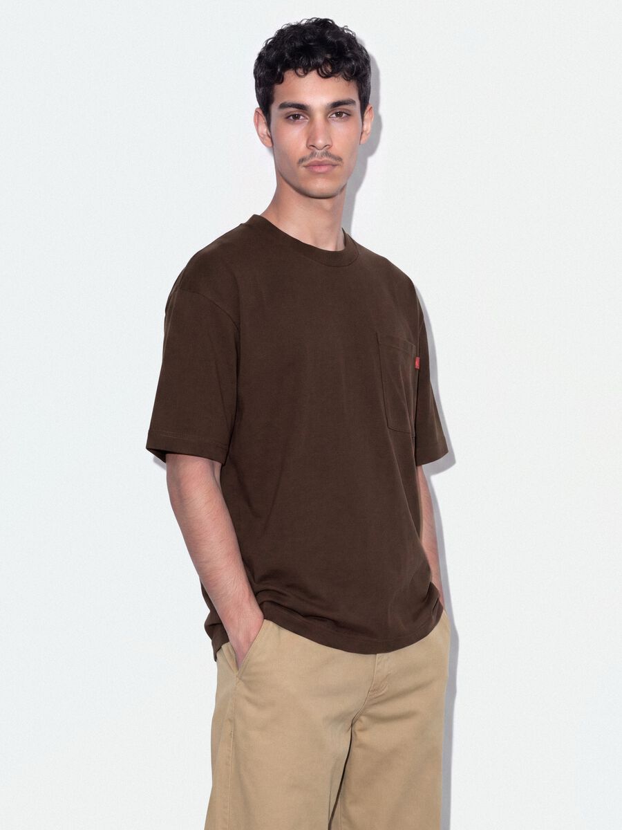 T-shirt castanha em puro algod&atilde;o com bolso, corte boxy_1