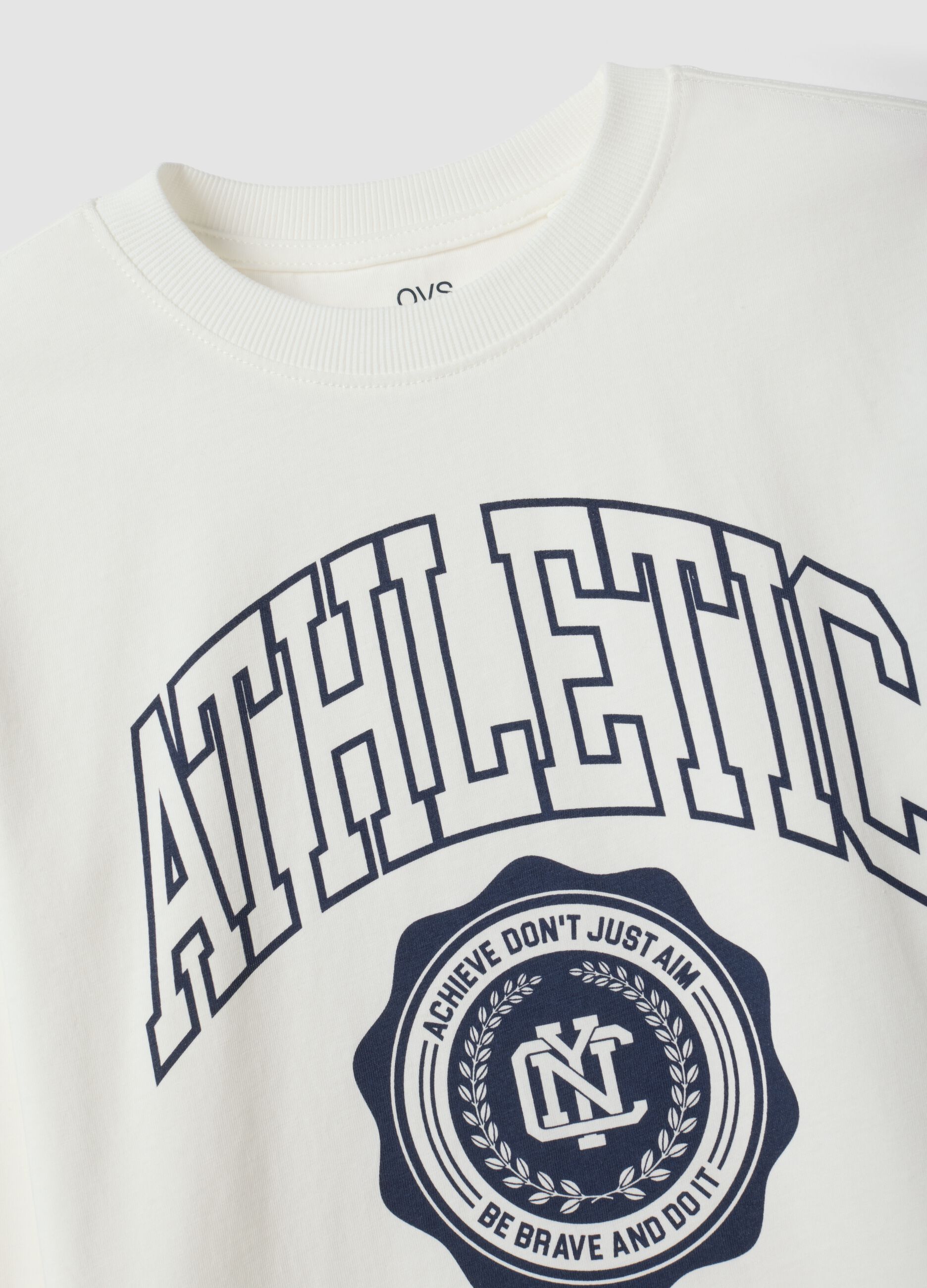 T-shirt branca de algod&atilde;o org&acirc;nico com estampado gr&aacute;fico para rapaz