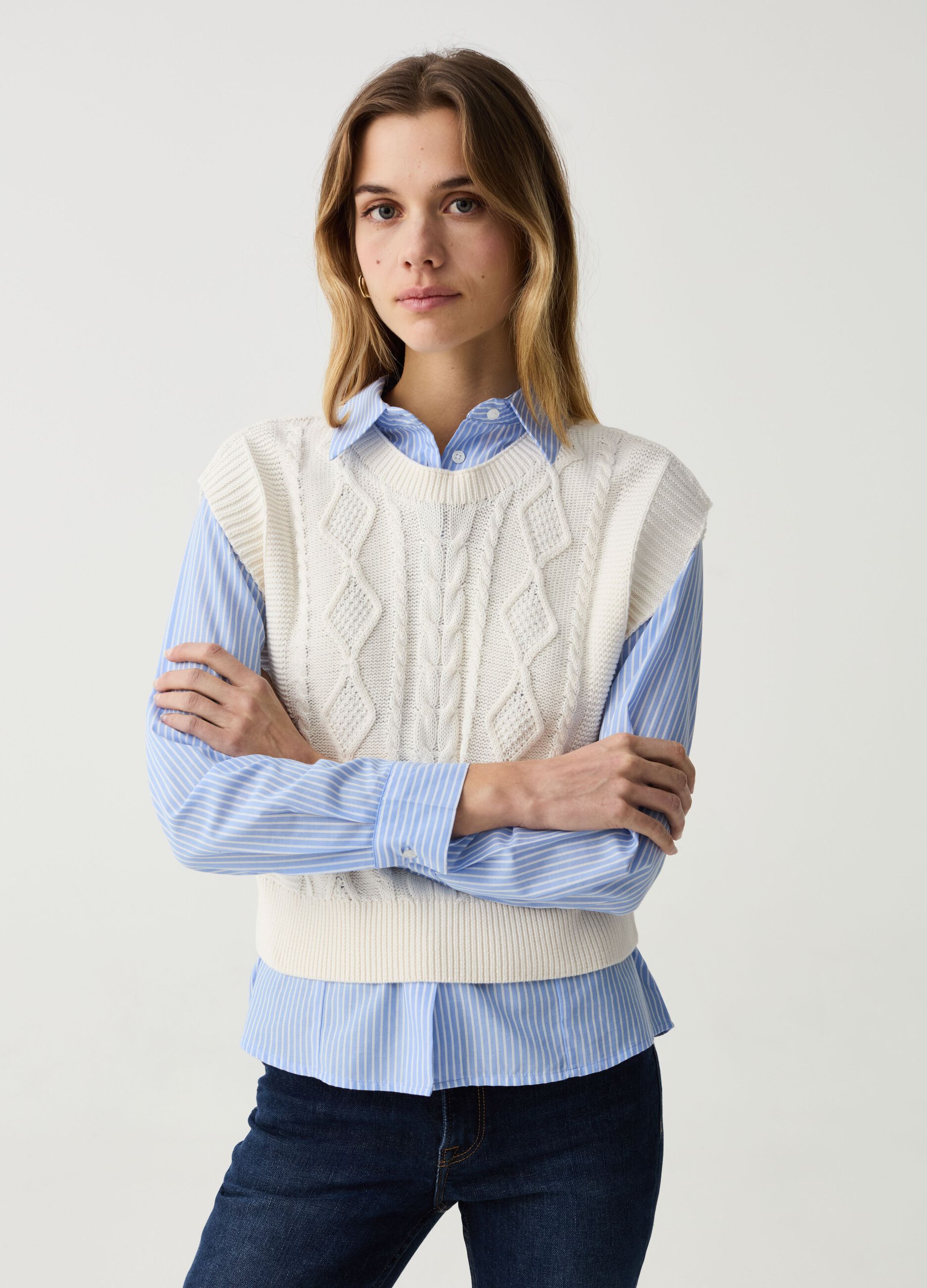 Closed gilet with cable-knit design