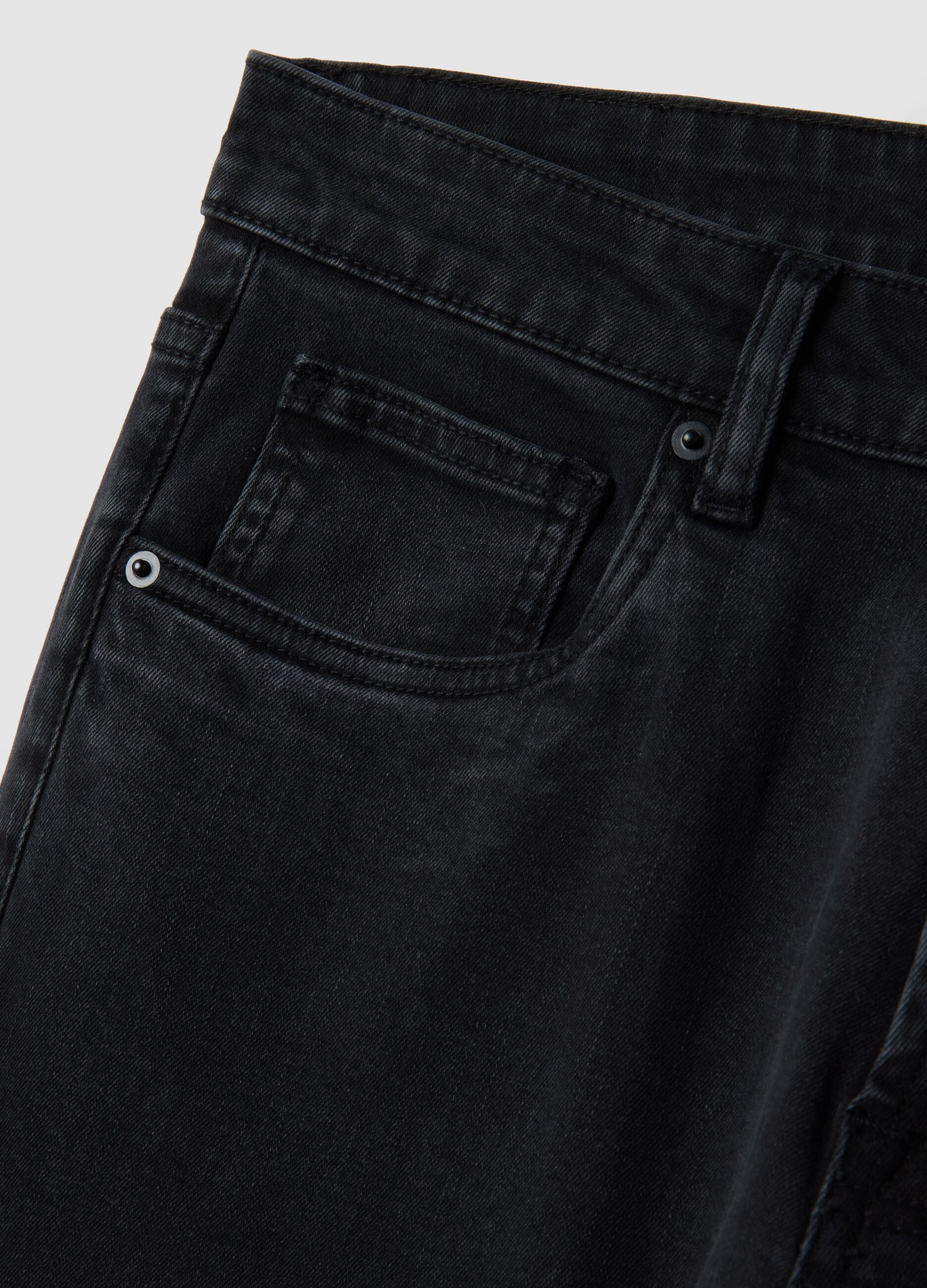 Schmal geschnittene schwarze Denim-Jeans