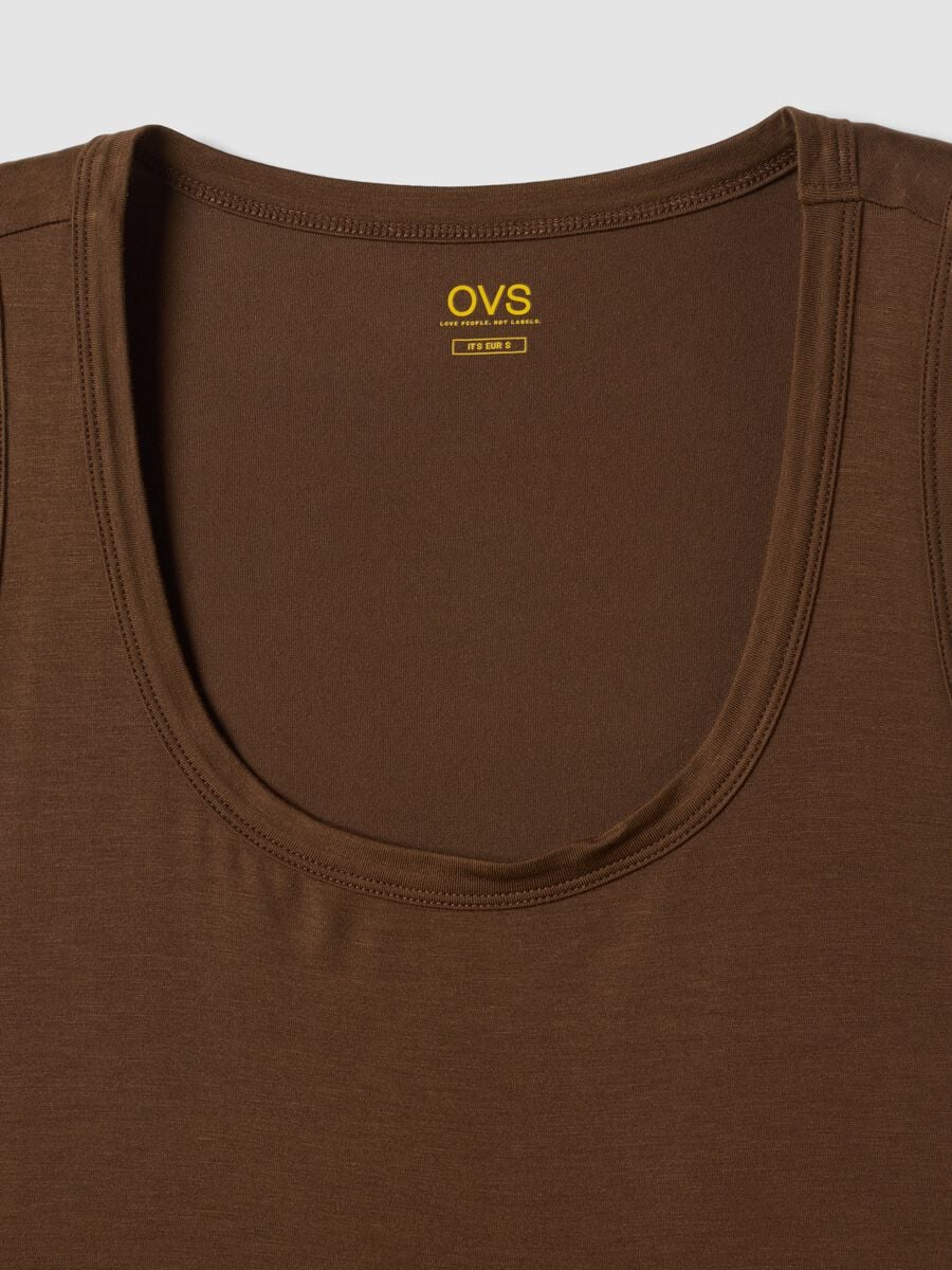 Camiseta de tirantes marr&oacute;n de viscosa el&aacute;stica, corte regular_5