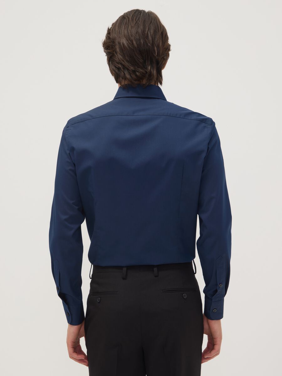&Mu;&pi;&lambda;&epsilon; &sigma;&tau;&epsilon;&nu;ή &pi;&omicron;&upsilon;&kappa;ά&mu;&iota;&sigma;&omicron; (slim fit) &mu;&epsilon; button-down &gamma;&iota;&alpha;&kappa;ά, &epsilon;ύ&kappa;&omicron;&lambda;&omicron; &sigma;&tau;&omicron; &sigma;&iota;&delta;έ&rho;&omega;&mu;&alpha;_2