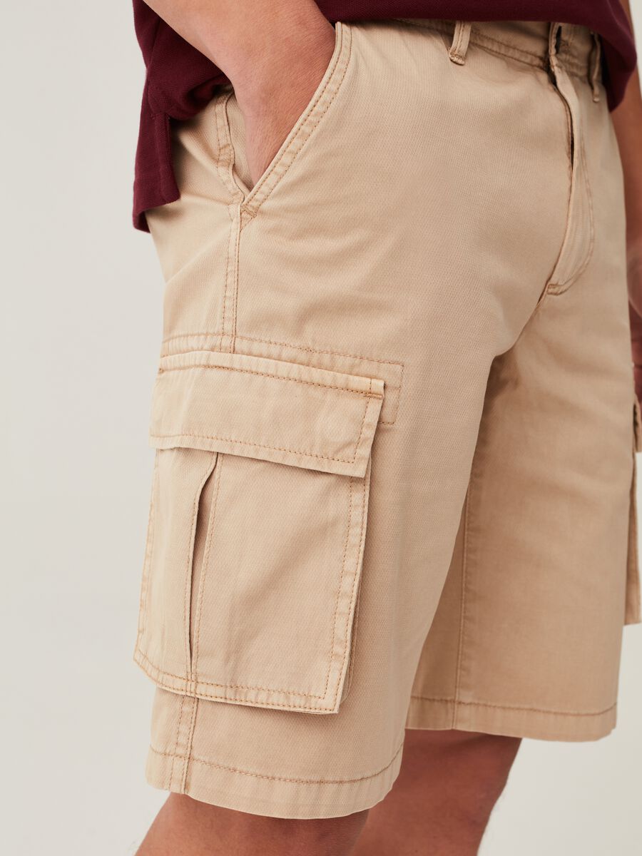 Textured cotton cargo Bermuda shorts_3