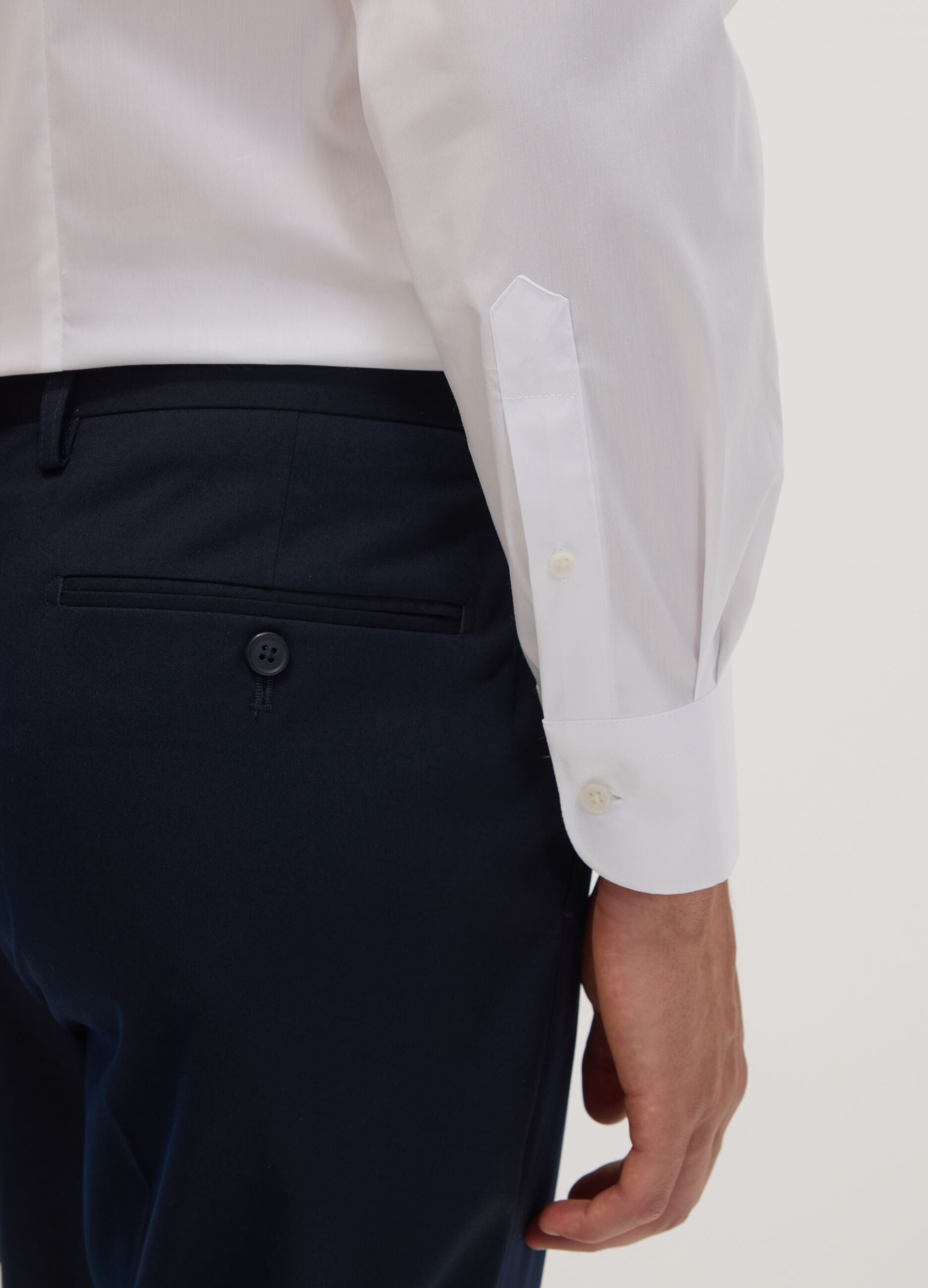 Camisa branca em popelina de algod&atilde;o el&aacute;stico com colarinho franc&ecirc;s, corte slim