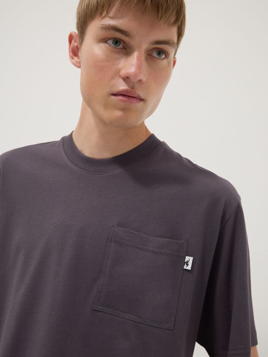 Grey pure cotton T-shirt with chest pocket, regular fit_2
