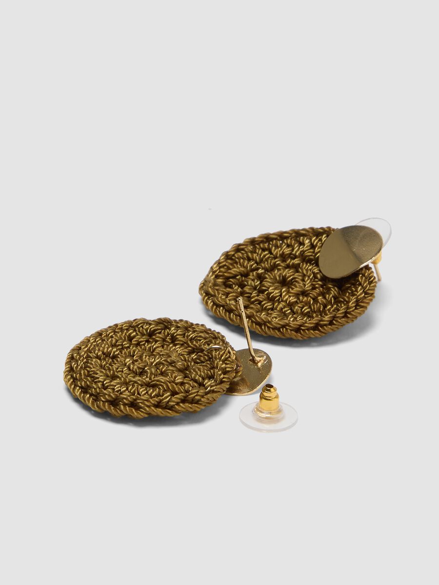 Round braided brown earrings with gold-tone detail_2