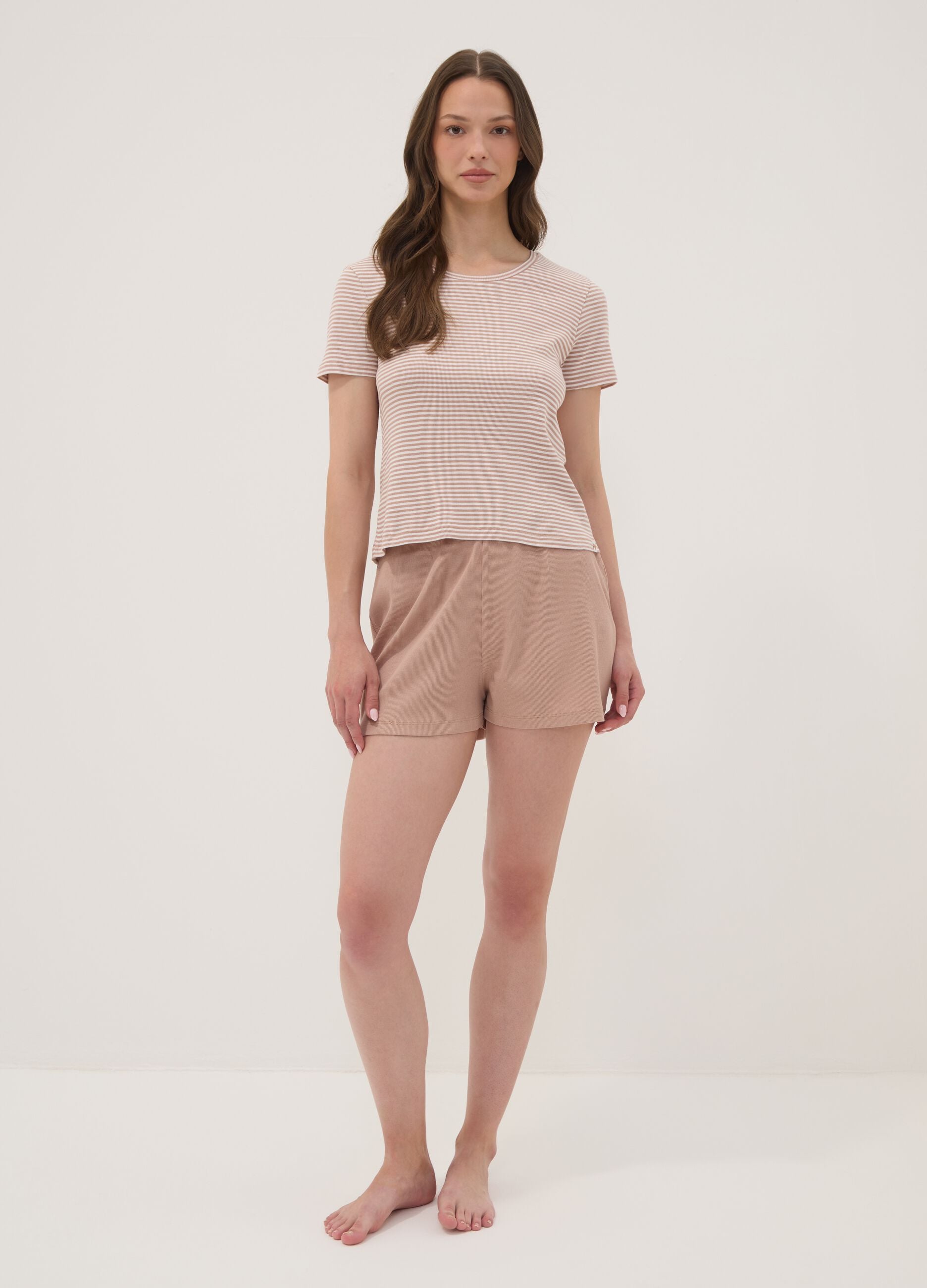 Bunter Pyjama aus reiner Bio-Baumwolle mit gestreiftem T-Shirt und Shorts