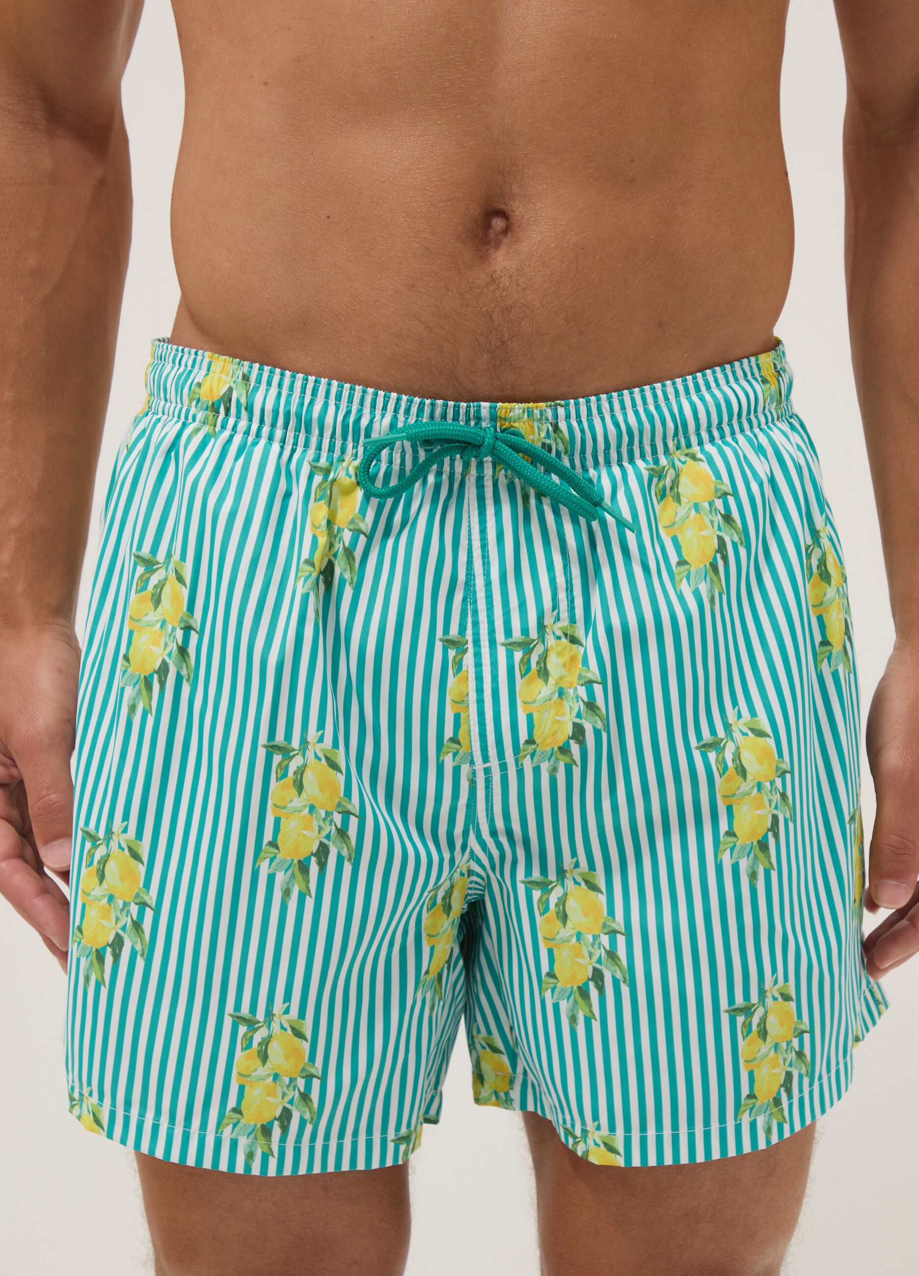 Blaue gestreifte Badeshorts mit Zitronen-Print