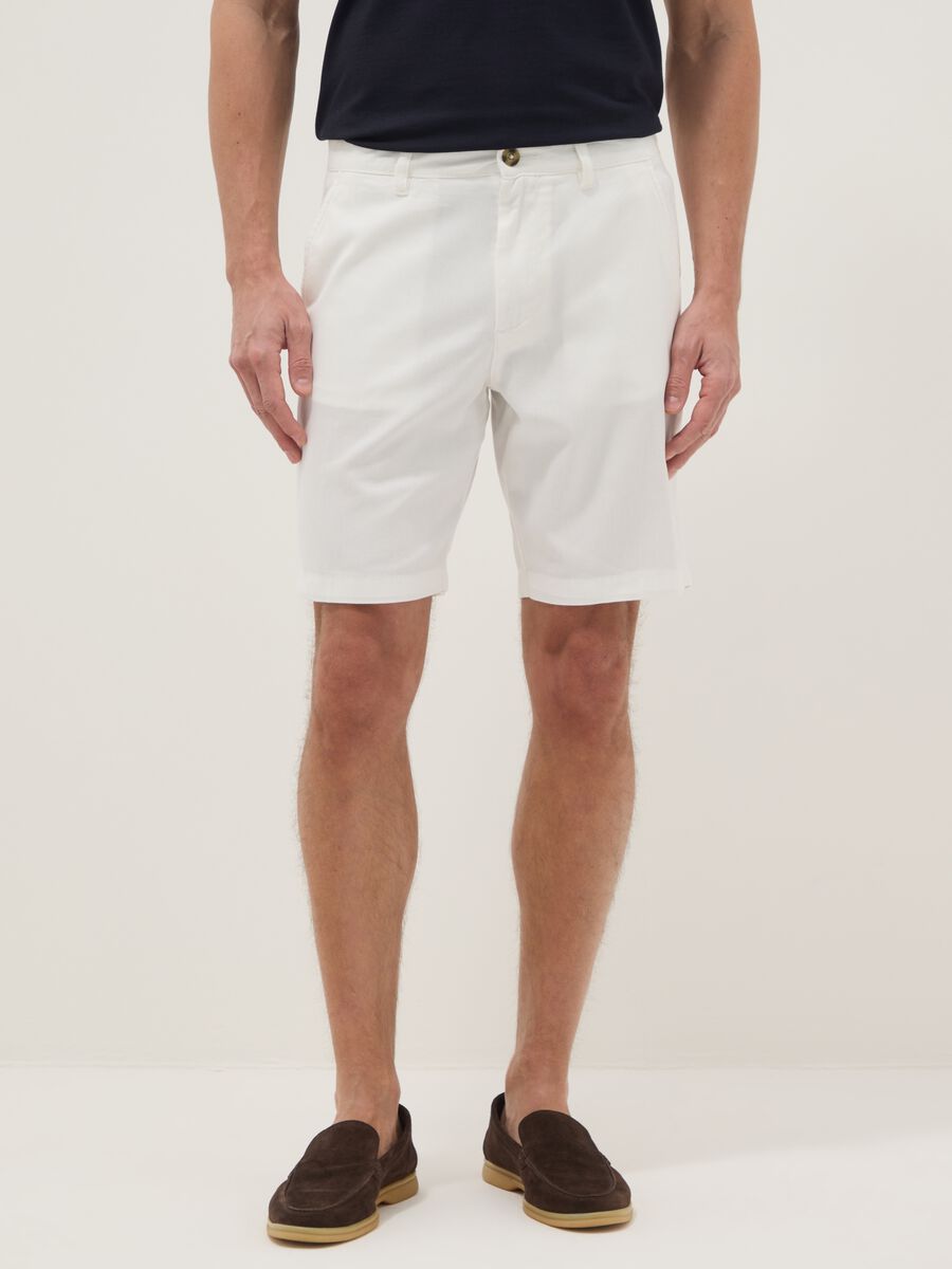 White regular-fit chino shorts_2