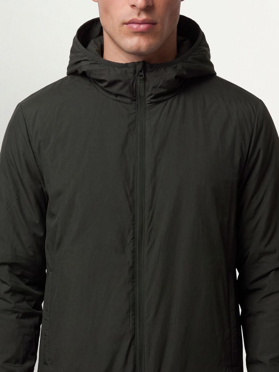 Olivgr&uuml;ne Jacke mit Kapuze und Rei&szlig;verschluss_3