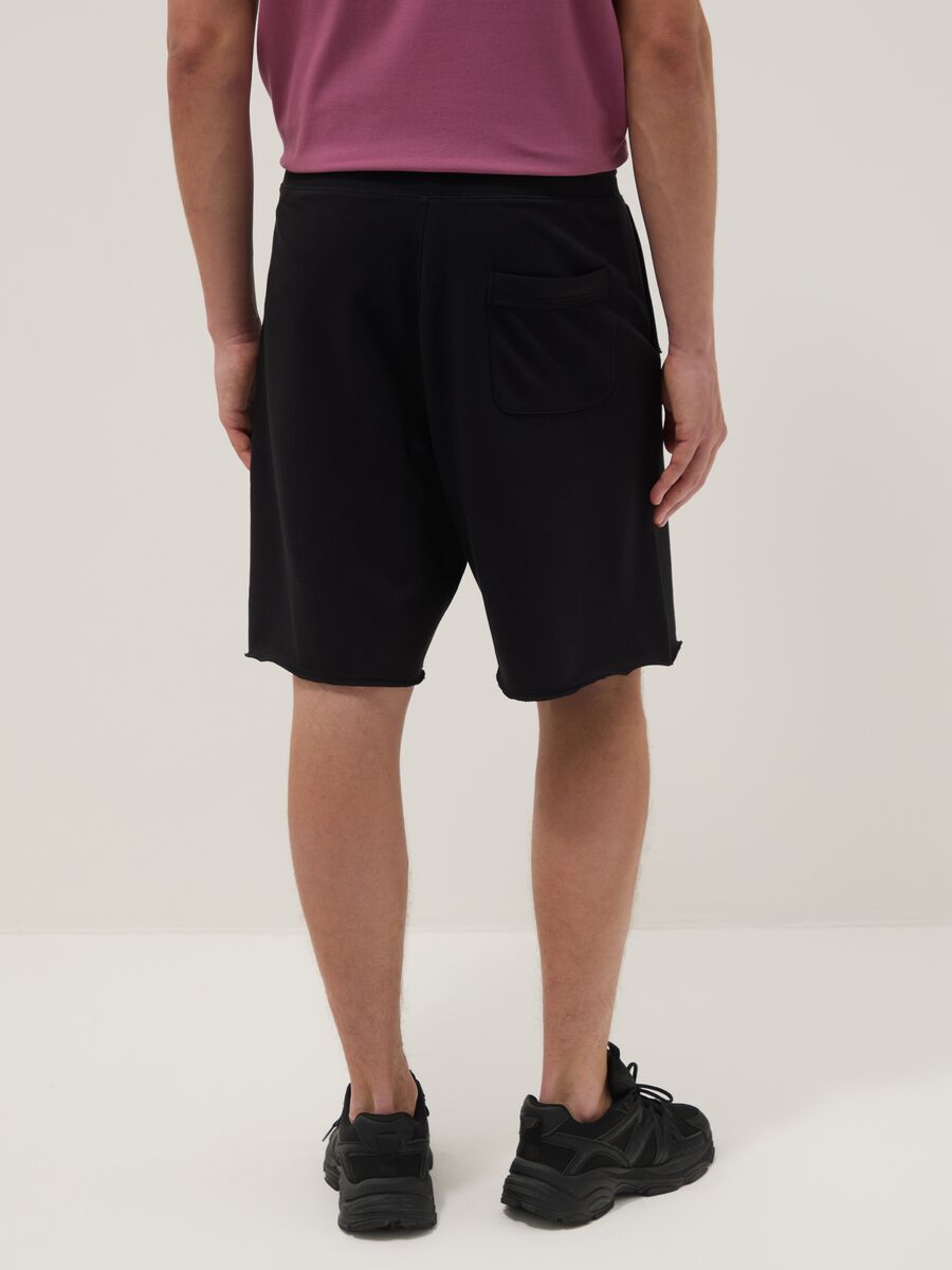 Bermuda negro de mezcla de algod&oacute;n, corte relaxed_2