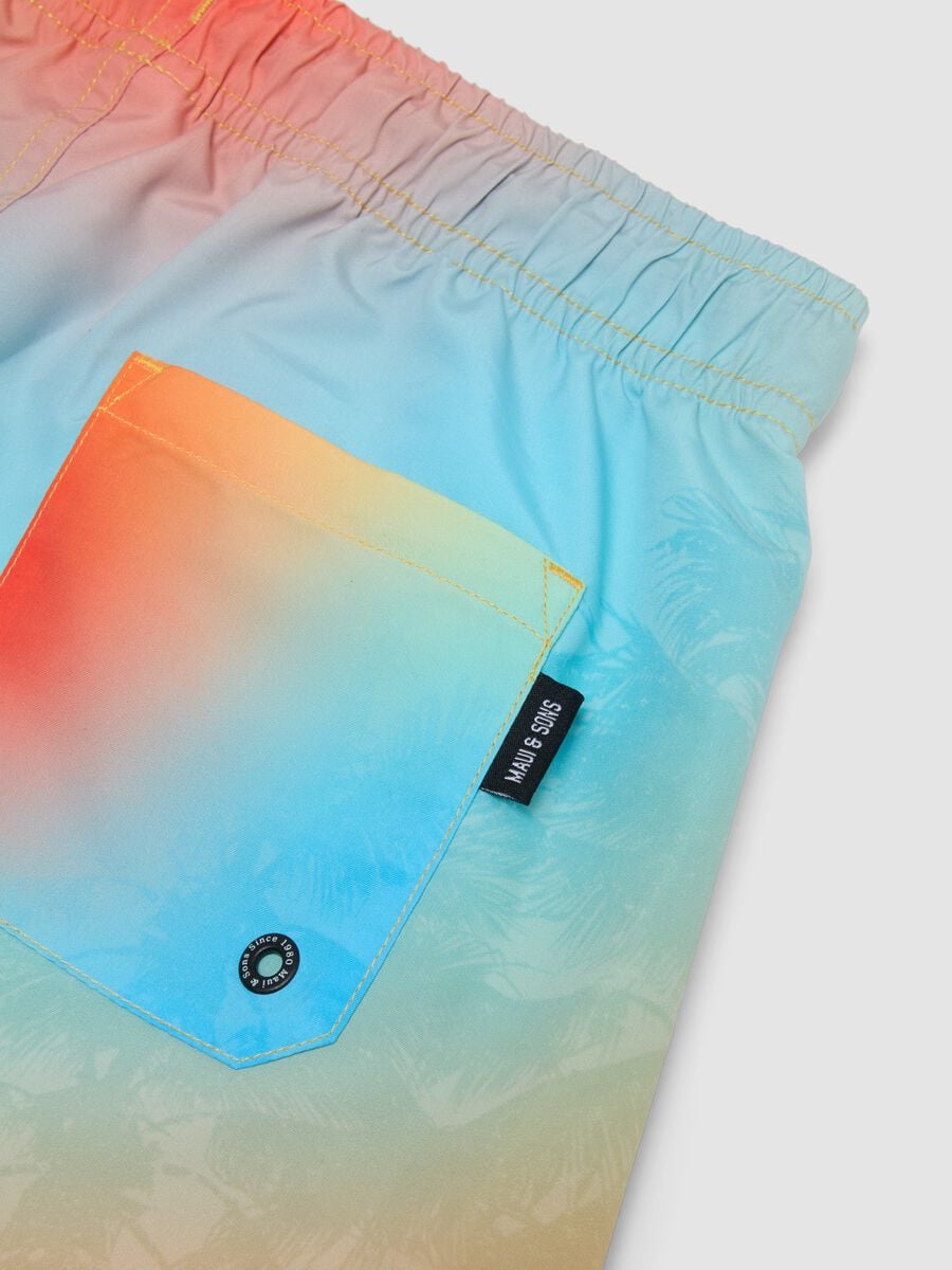 Jungen-Badeshorts in Multicolor mit Farbverlauf und Tropical-Print_2