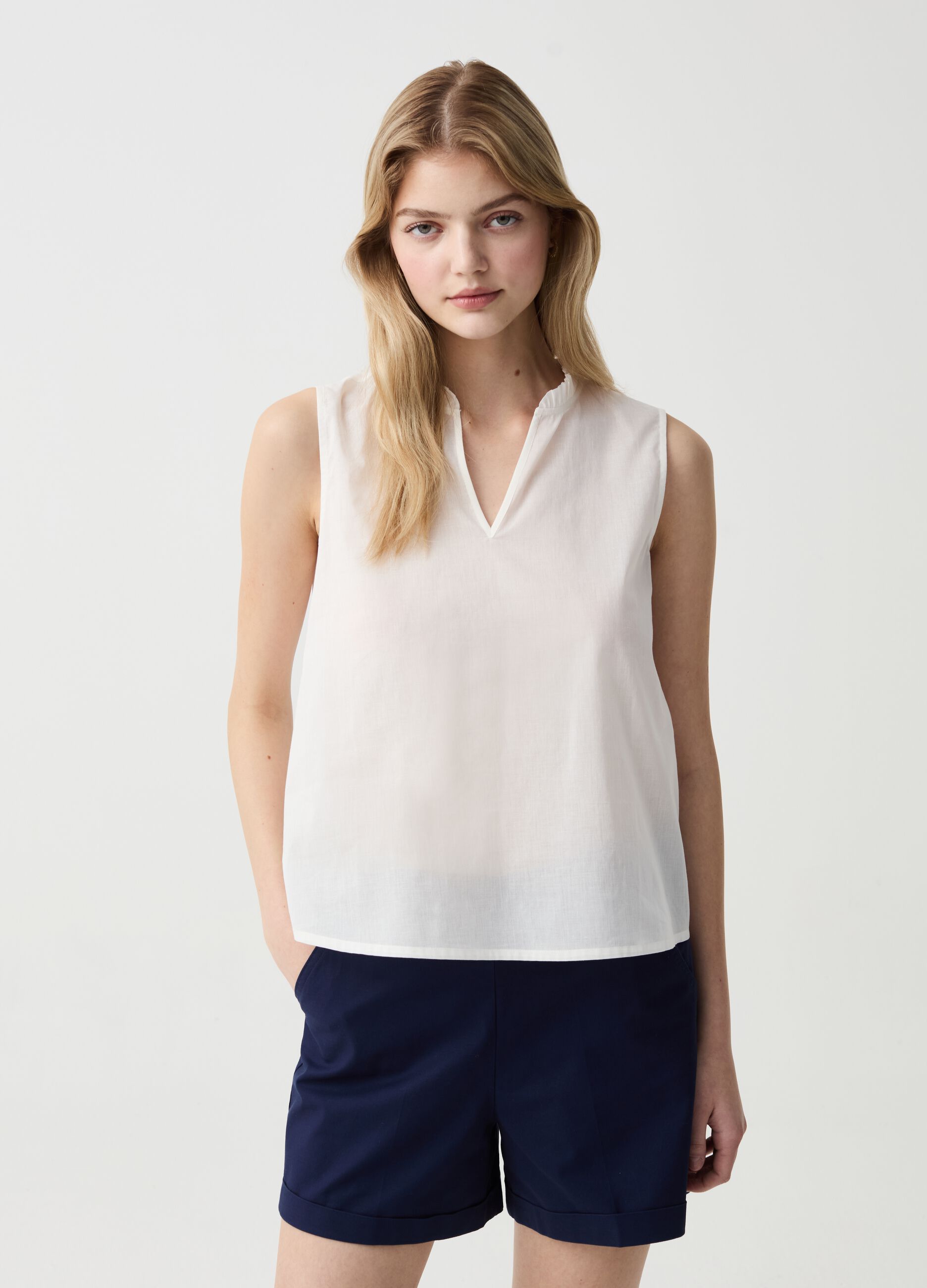 Blouse with V neck with frills