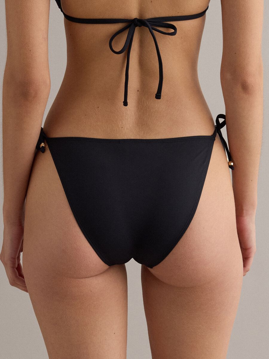 Bas de bikini noir en tissu stretch avec liens_2