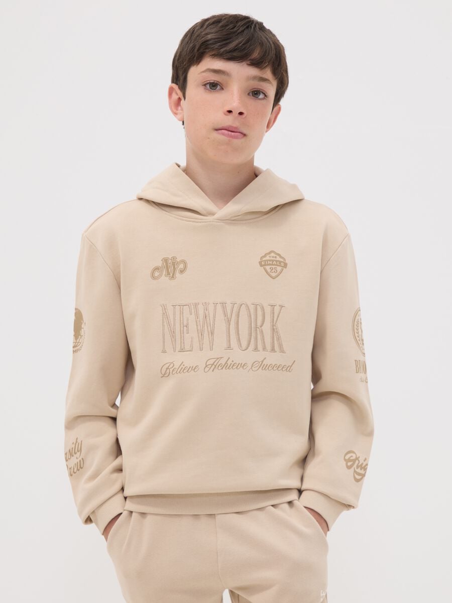 Beige pure cotton hoodie with New York print for boys_0