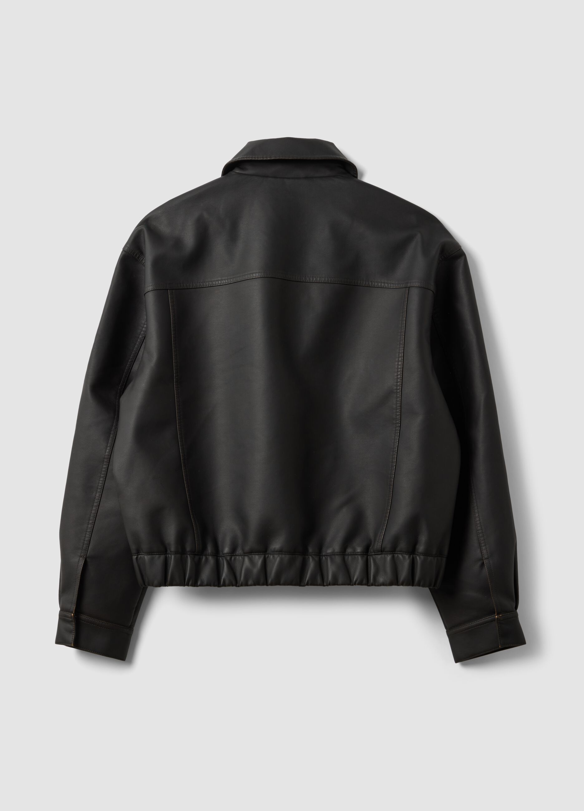 Casaco preto cropped com fecho e bolsos com pala, corte oversized