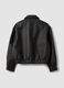 Casaco preto cropped com fecho e bolsos com pala, corte oversized_6