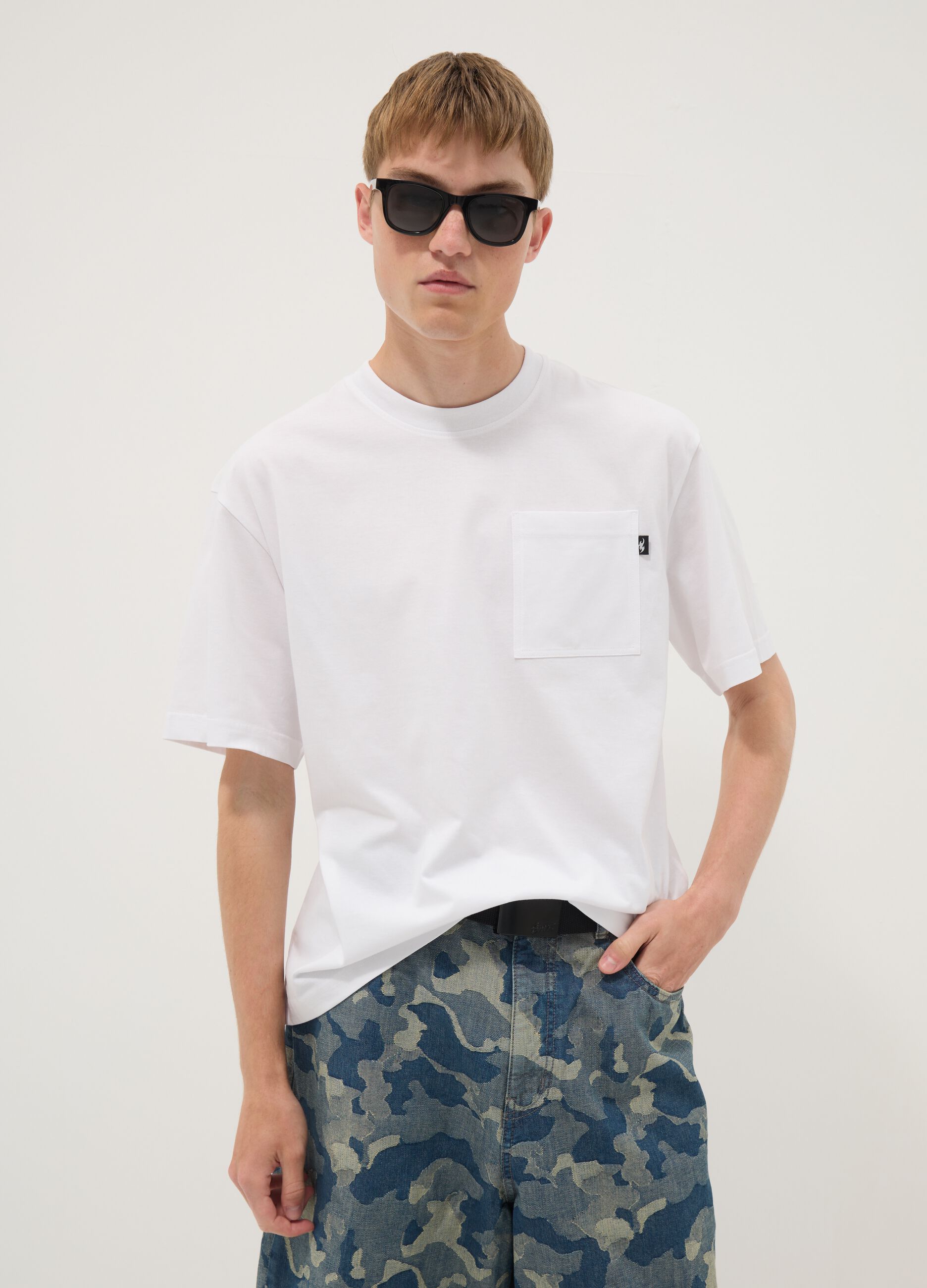 T-shirt branca em algod&atilde;o puro com bolso no peito, corte regular