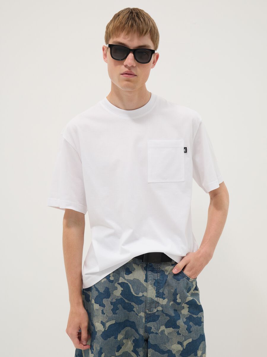 Wei&szlig;es T-Shirt aus reiner Baumwolle mit Brusttasche, Regular Fit_0