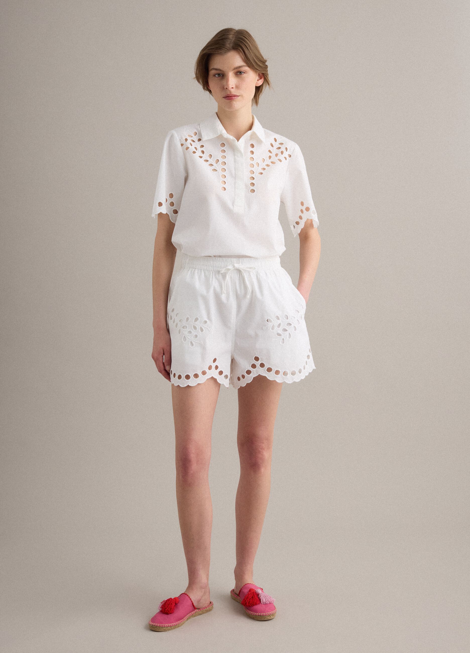 Shorts blancos de algod&oacute;n puro con cintura el&aacute;stica