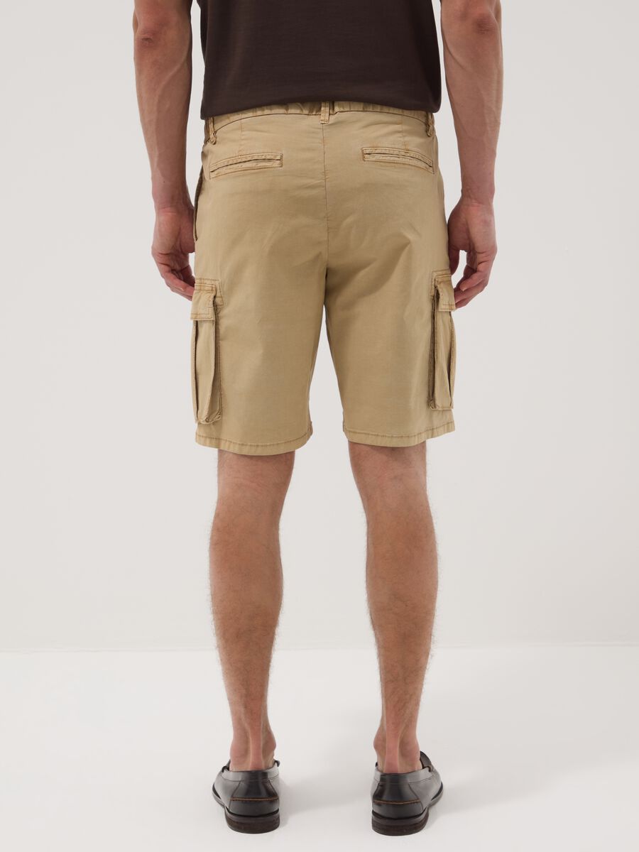 Beige Cargo-Bermudashorts aus Stretch-Baumwolle_2
