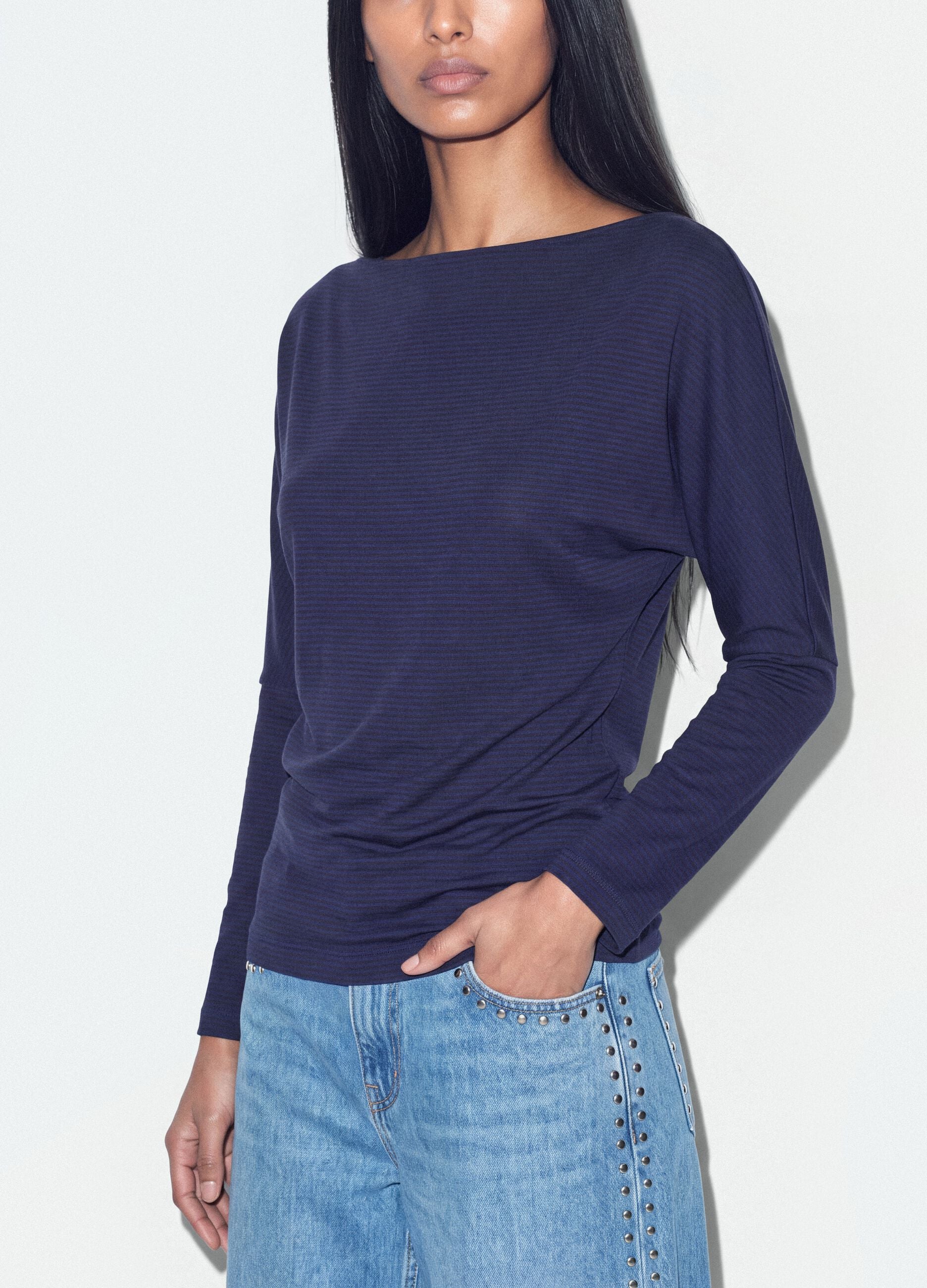 T-shirt blu in viscosa elasticizzata con scollo a barchetta