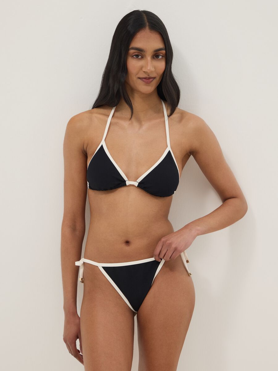 Schwarz-wei&szlig;es Bikinih&ouml;schen aus Stretchmaterial mit seitlichen B&auml;ndern_0