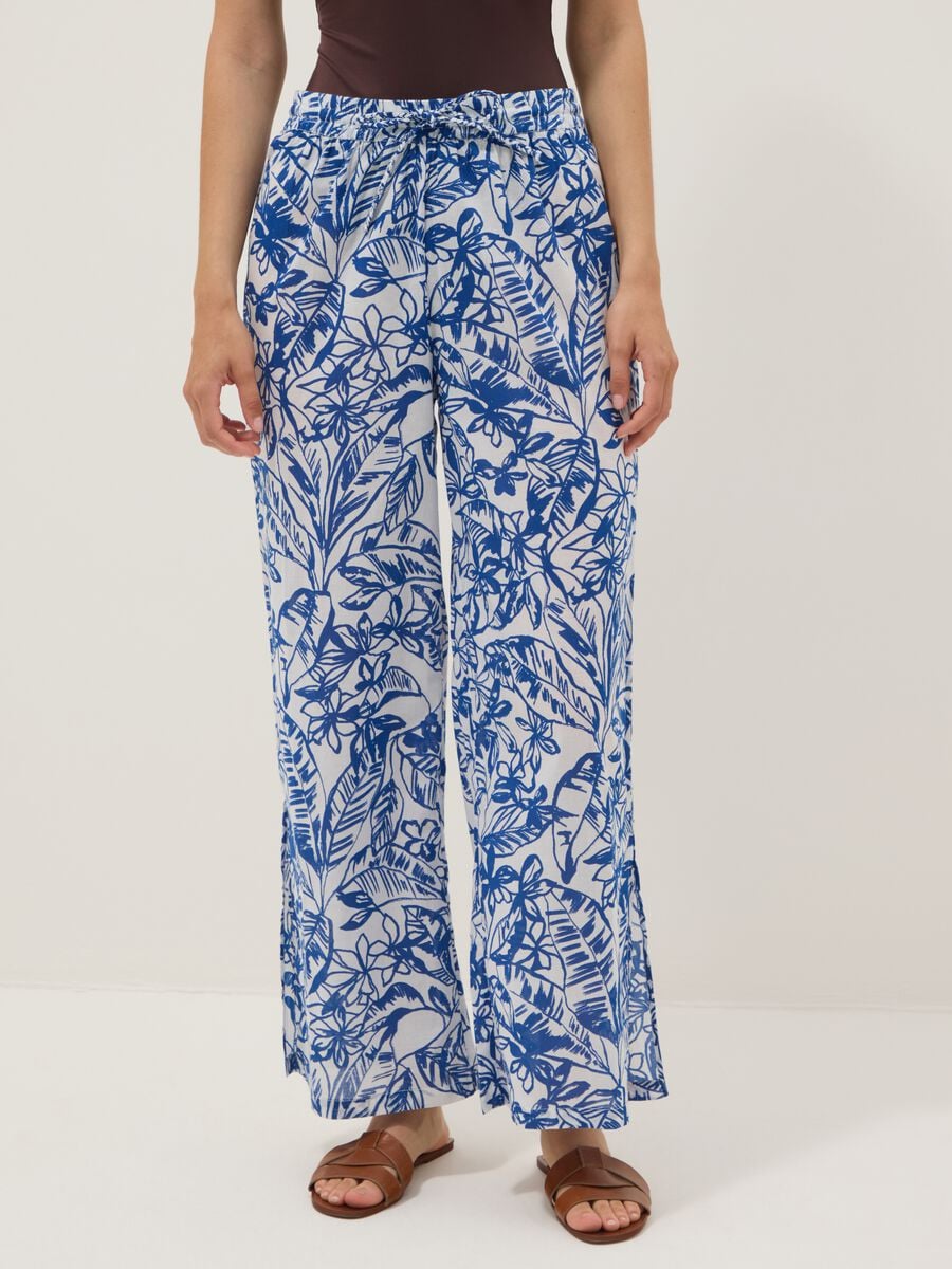 Blue and white organic cotton trousers with floral print_1