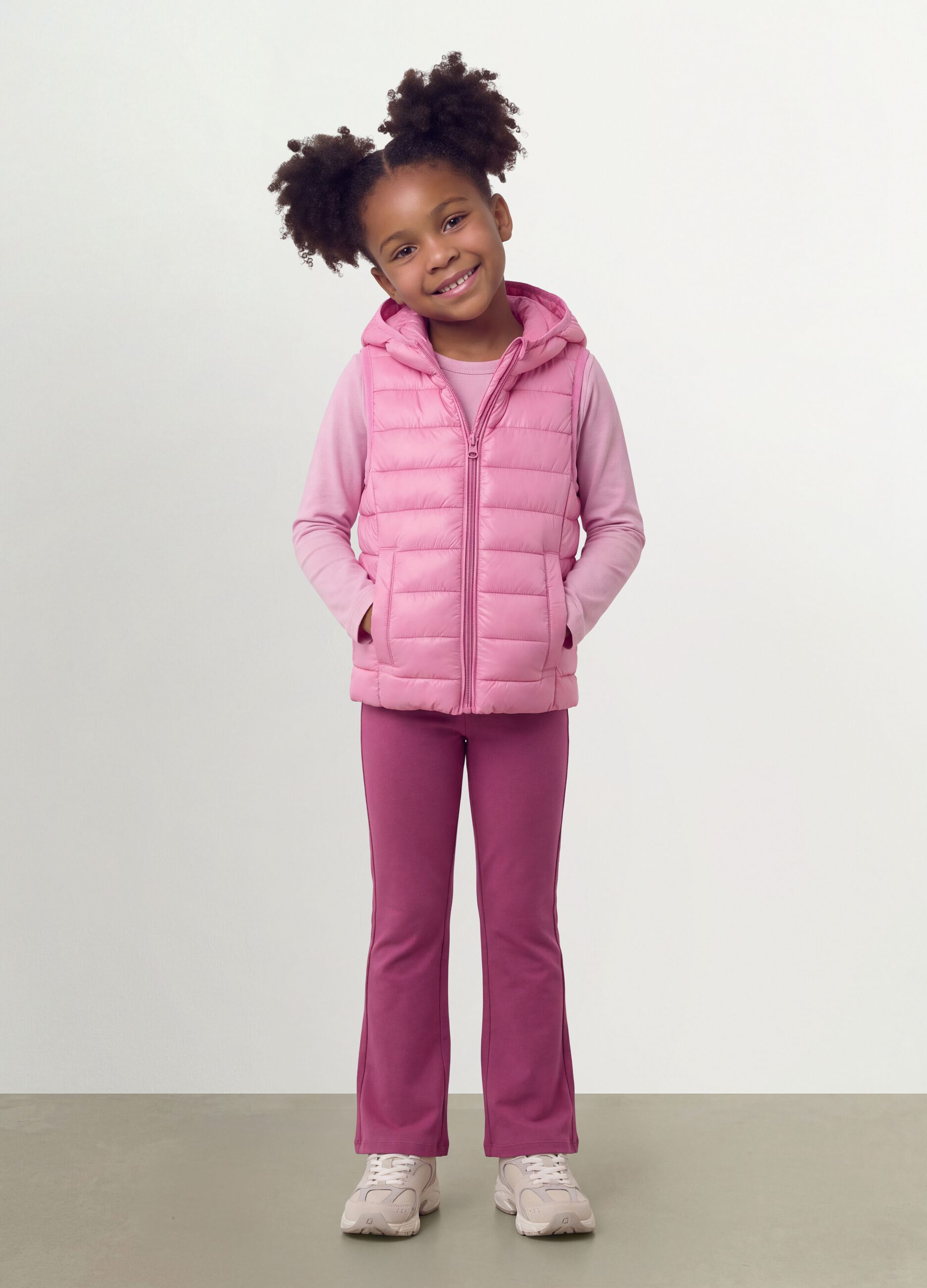 Colete ultralight rosa acolchoado com capuz e fecho de correr para menina