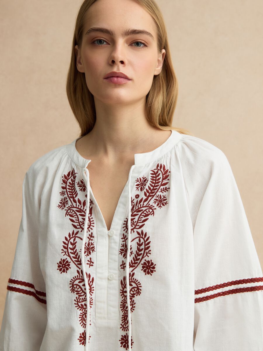 Wei&szlig;e Regular-Fit-Hemd aus Baumwoll-Leinen-Mischung mit Blumenstickerei_0