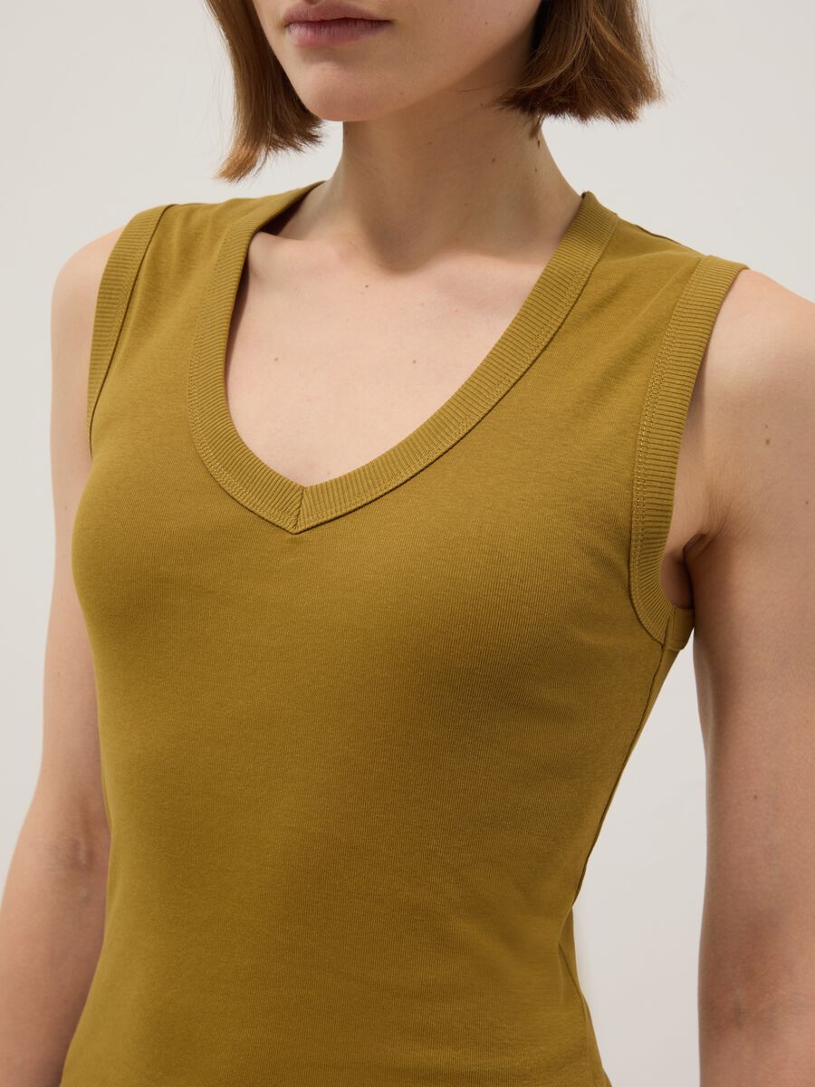 Green pure cotton regular fit V-neck tank top_3
