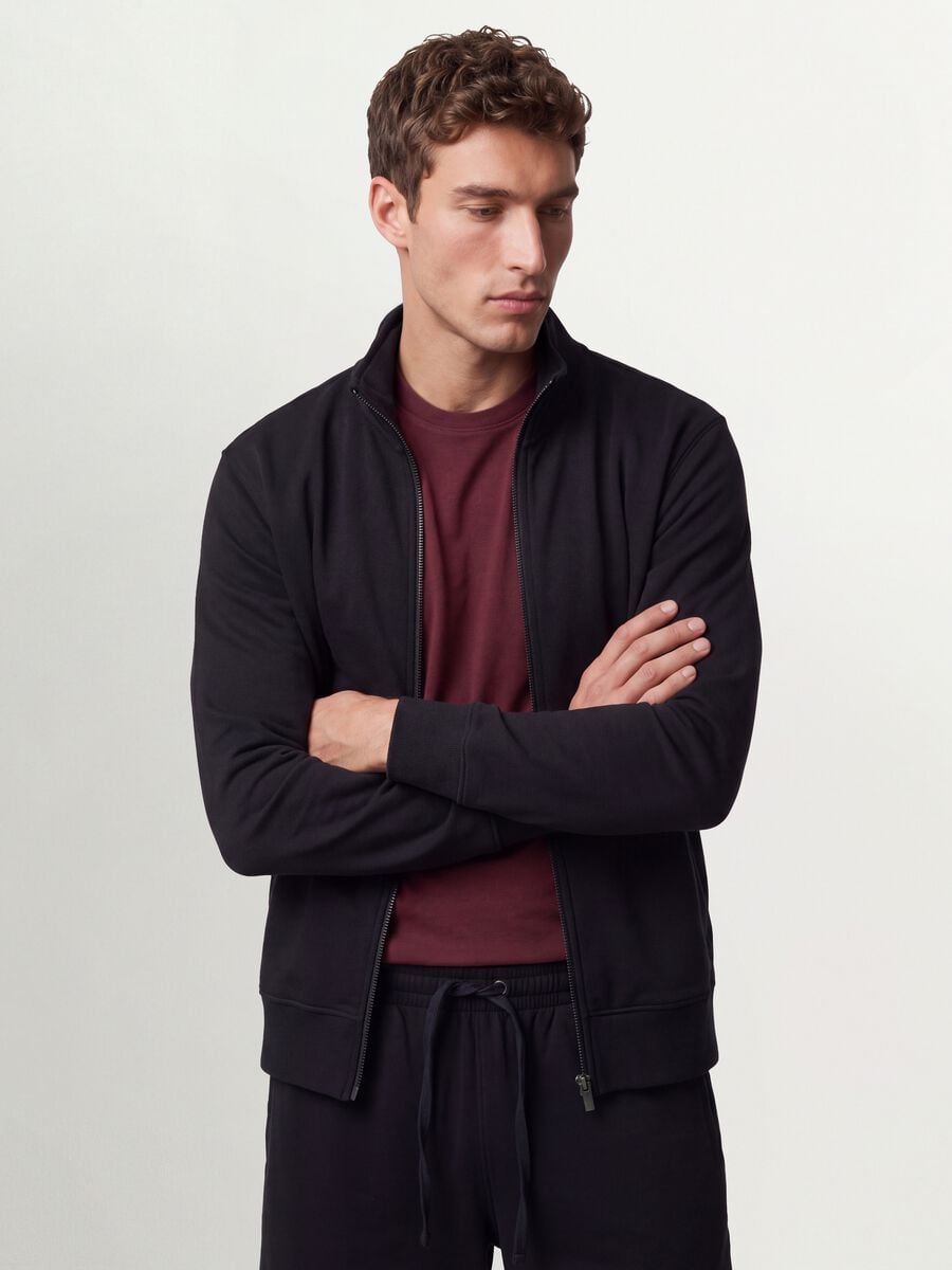 Sweatshirt preta em mistura de algod&atilde;o com decote redondo e fecho de correr, corte regular_0