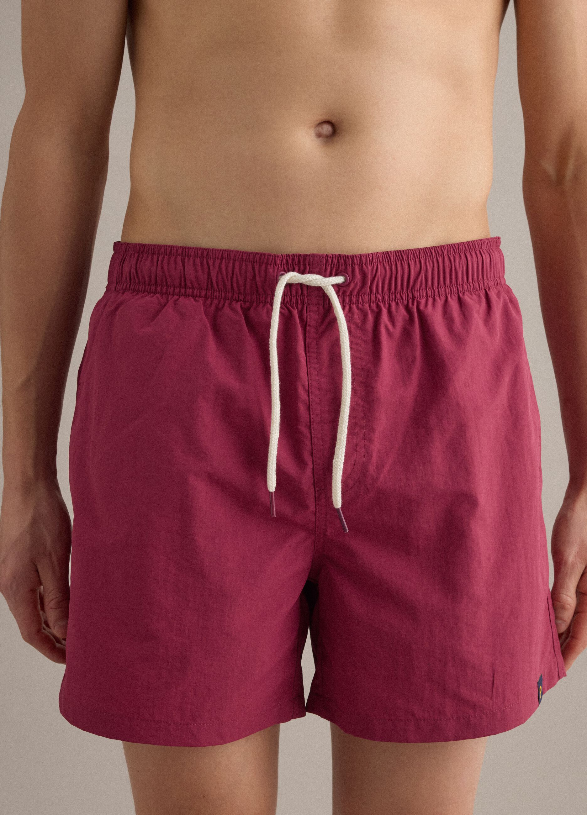 Rote Badeshorts mit elastischem Bund und Kordelzug