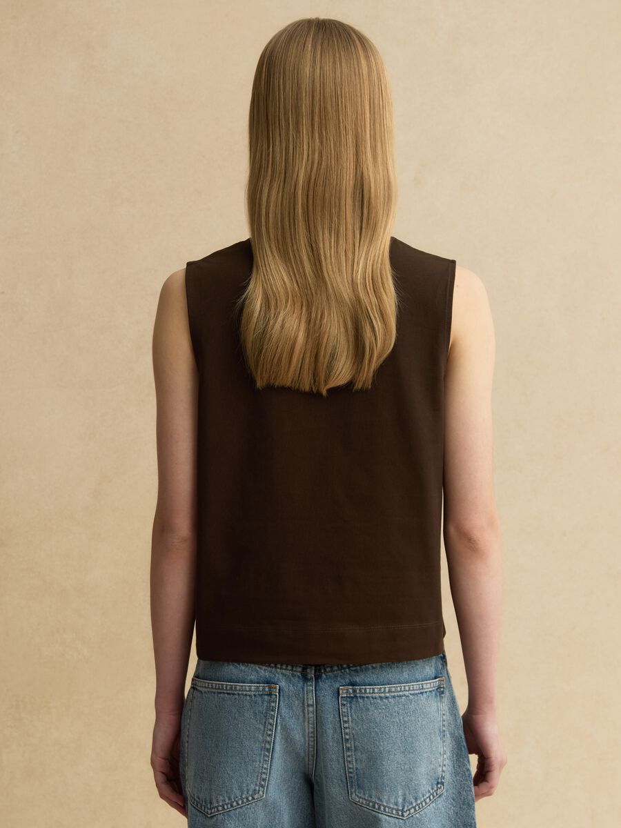 Regul&auml;r geschnittenes Tanktop aus brauner reiner Baumwolle mit Stickerei_3