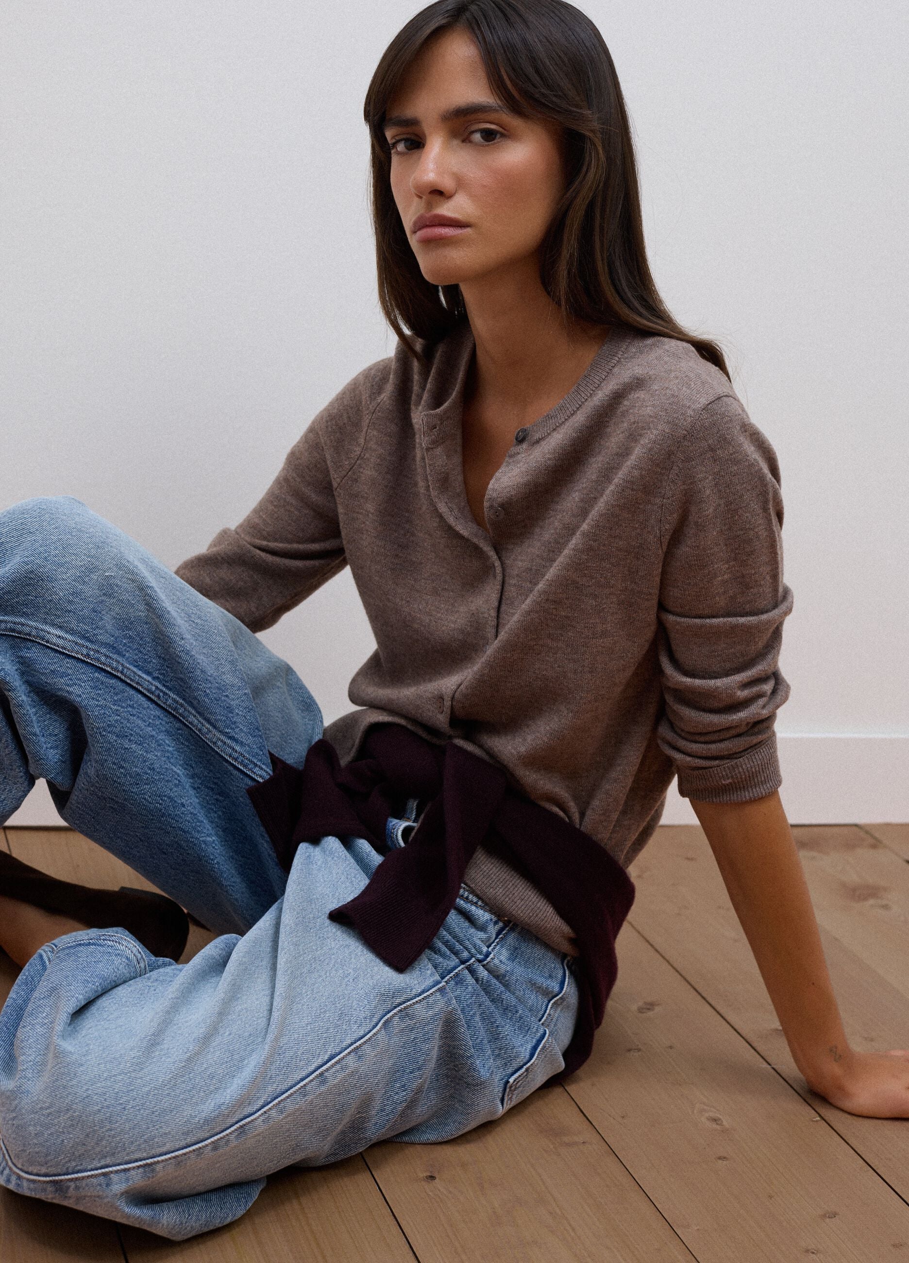 Cardigan grigio in pura lana con girocollo e bottoni regular fit