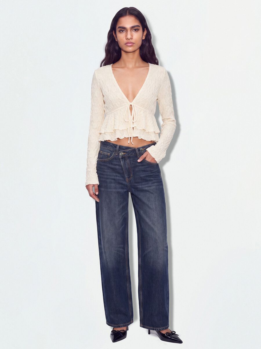 White stretch fabric top with deep V-neck and ruffle hem_1