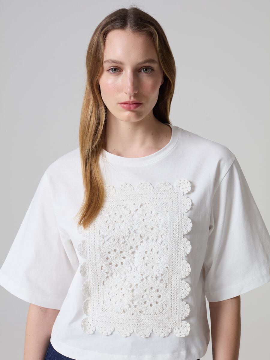 T-shirt con applicazione crochet_1